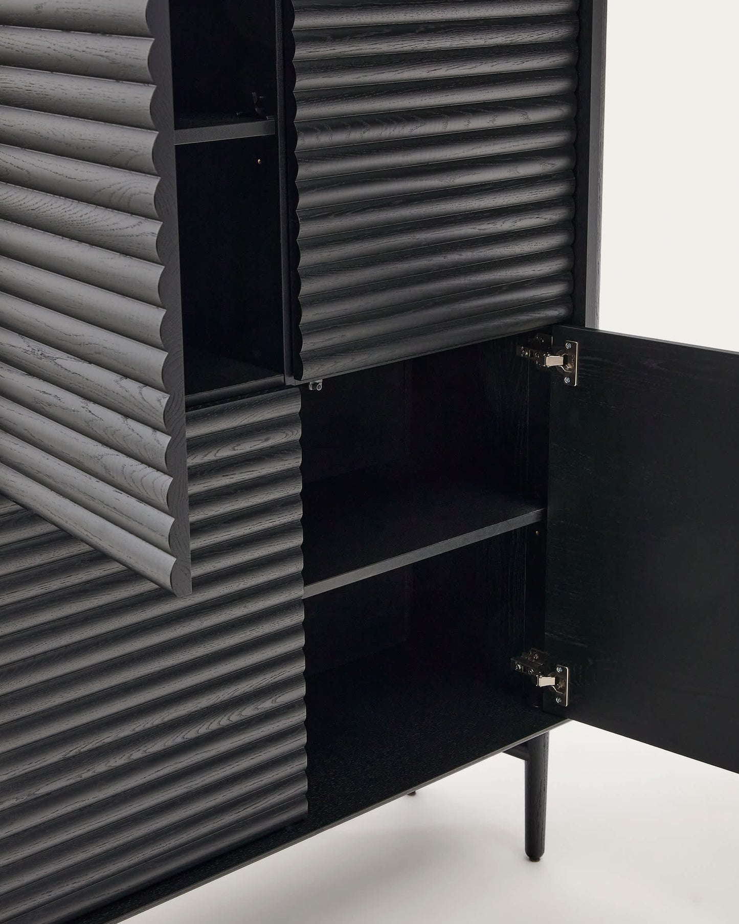 Credenza alta Lenon 4 ante legno massello e impiallacciatura di rovere nero 105x144 cm