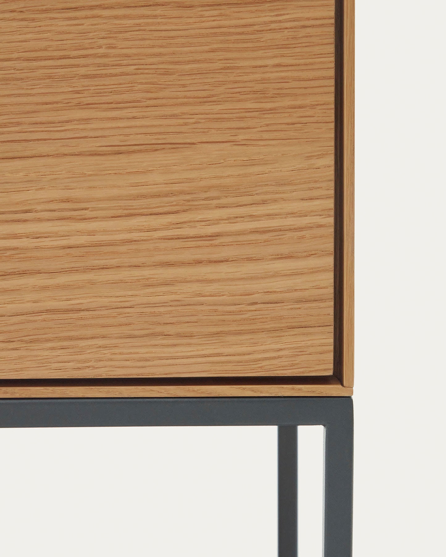 Credenza alta Vedrana 4 ante impiallacciate rovere e gambe in acciaio nero 97,5 x 160 cm