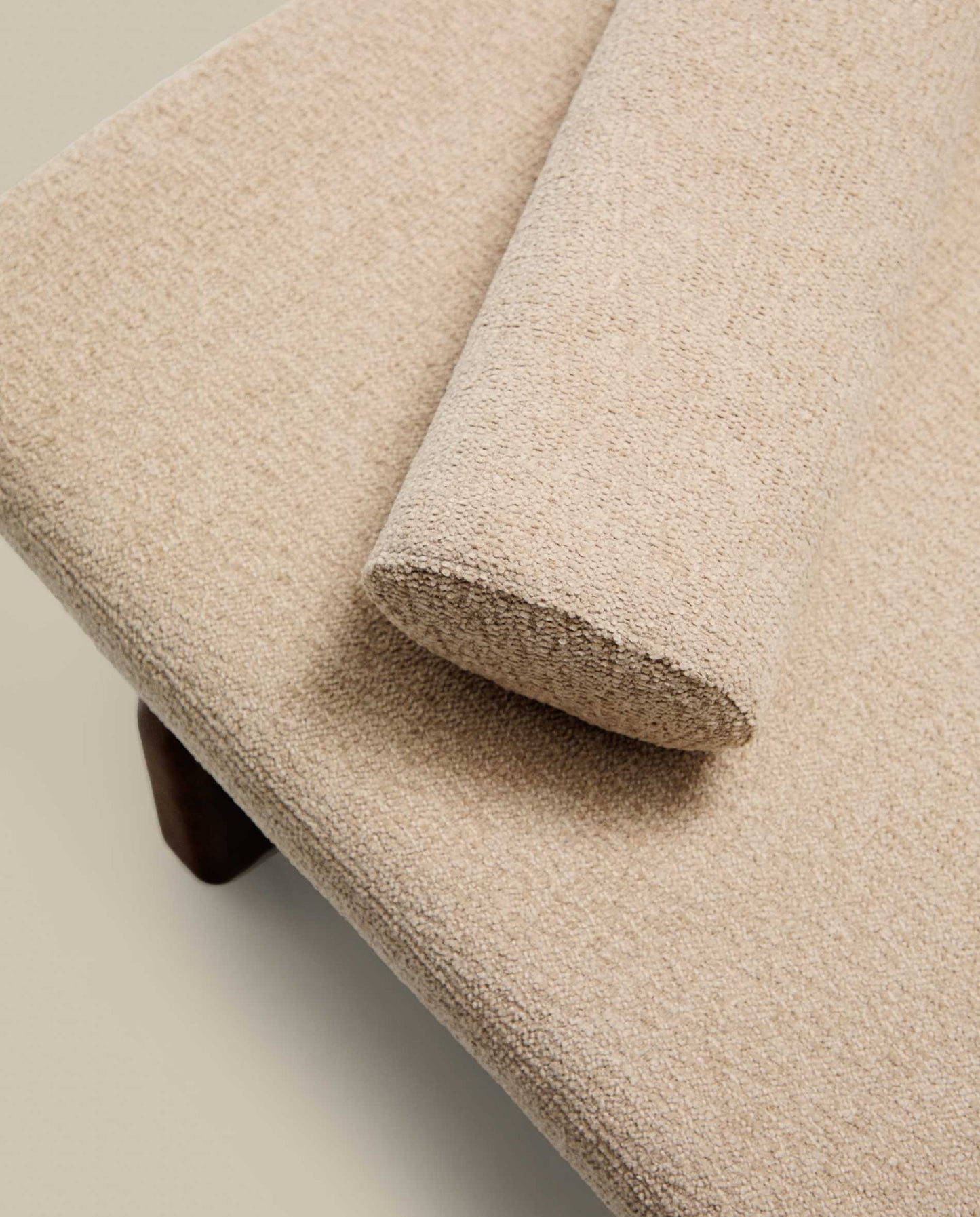 Chaise-longue Topaz in ciniglia beige e legno massello di frassino finitura noce 200 cm FSC 100%