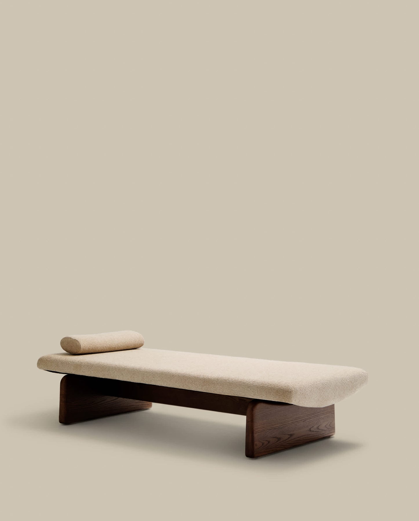 Chaise-longue Topaz in ciniglia beige e legno massello di frassino finitura noce 200 cm FSC 100%