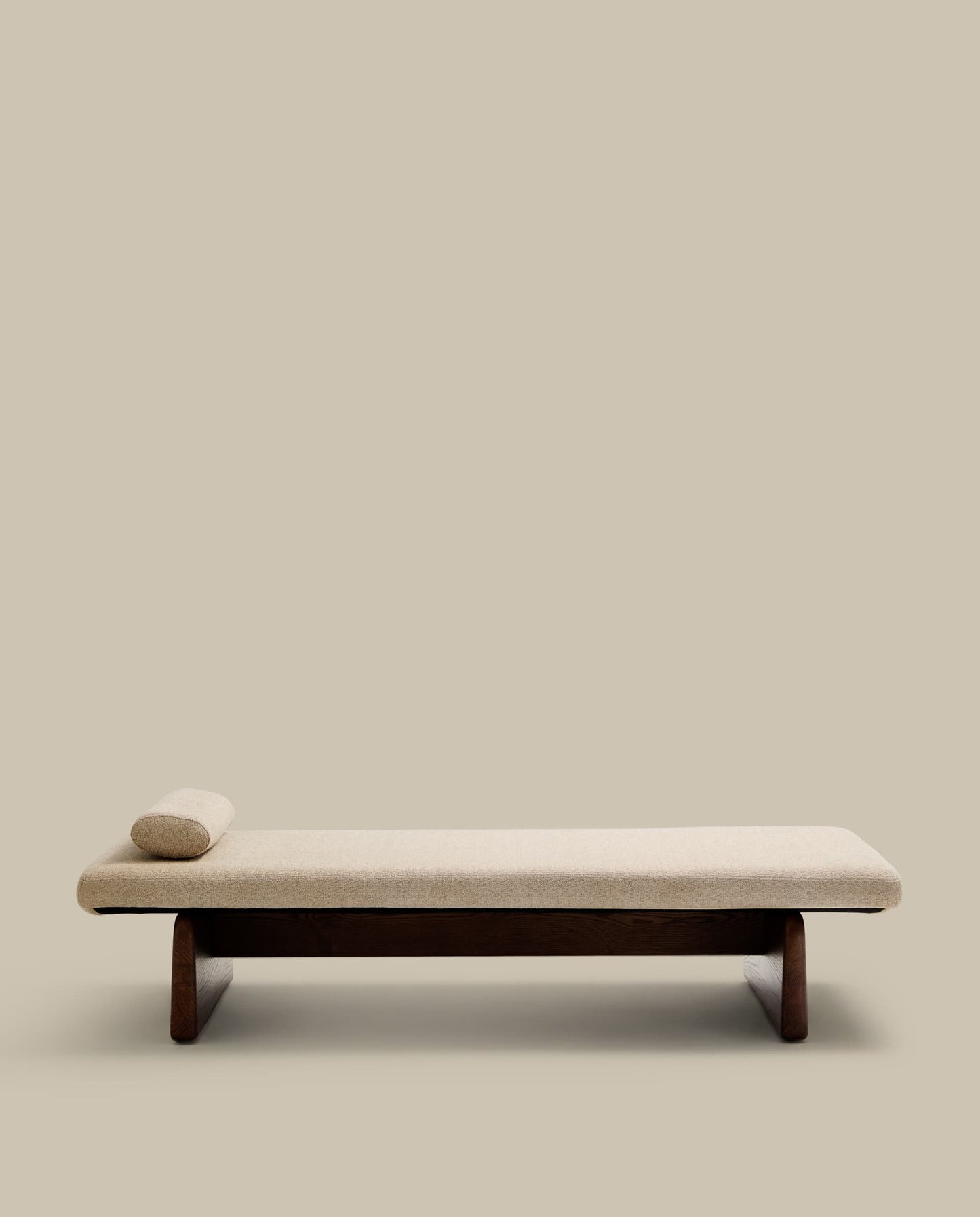 Chaise-longue Topaz in ciniglia beige e legno massello di frassino finitura noce 200 cm FSC 100%