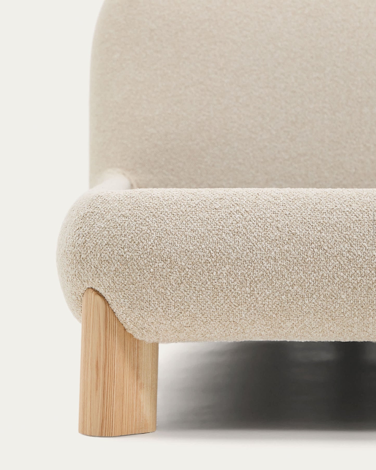 Letto sfoderabile Odina bouclé écru con gambe in frassino massiccio con finitura in tonalità naturale per materasso da 180 x 200 cm