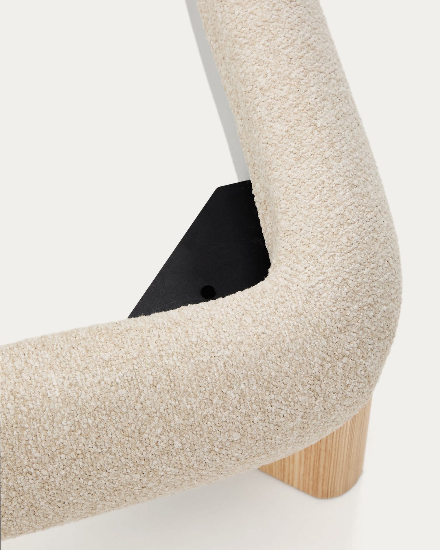 Letto sfoderabile Odina bouclé écru con gambe in frassino massiccio con finitura in tonalità naturale per materasso da 180 x 200 cm