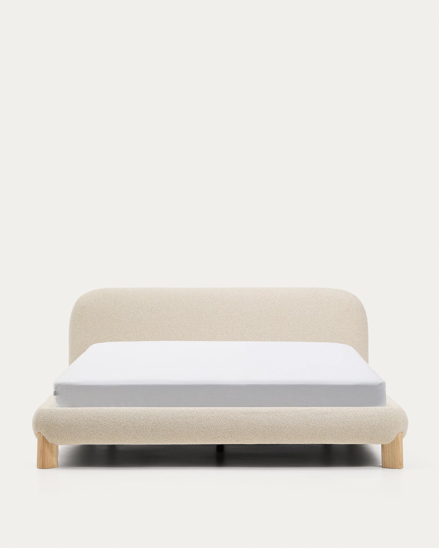 Letto sfoderabile Odina bouclé écru con gambe in frassino massiccio con finitura in tonalità naturale per materasso da 180 x 200 cm