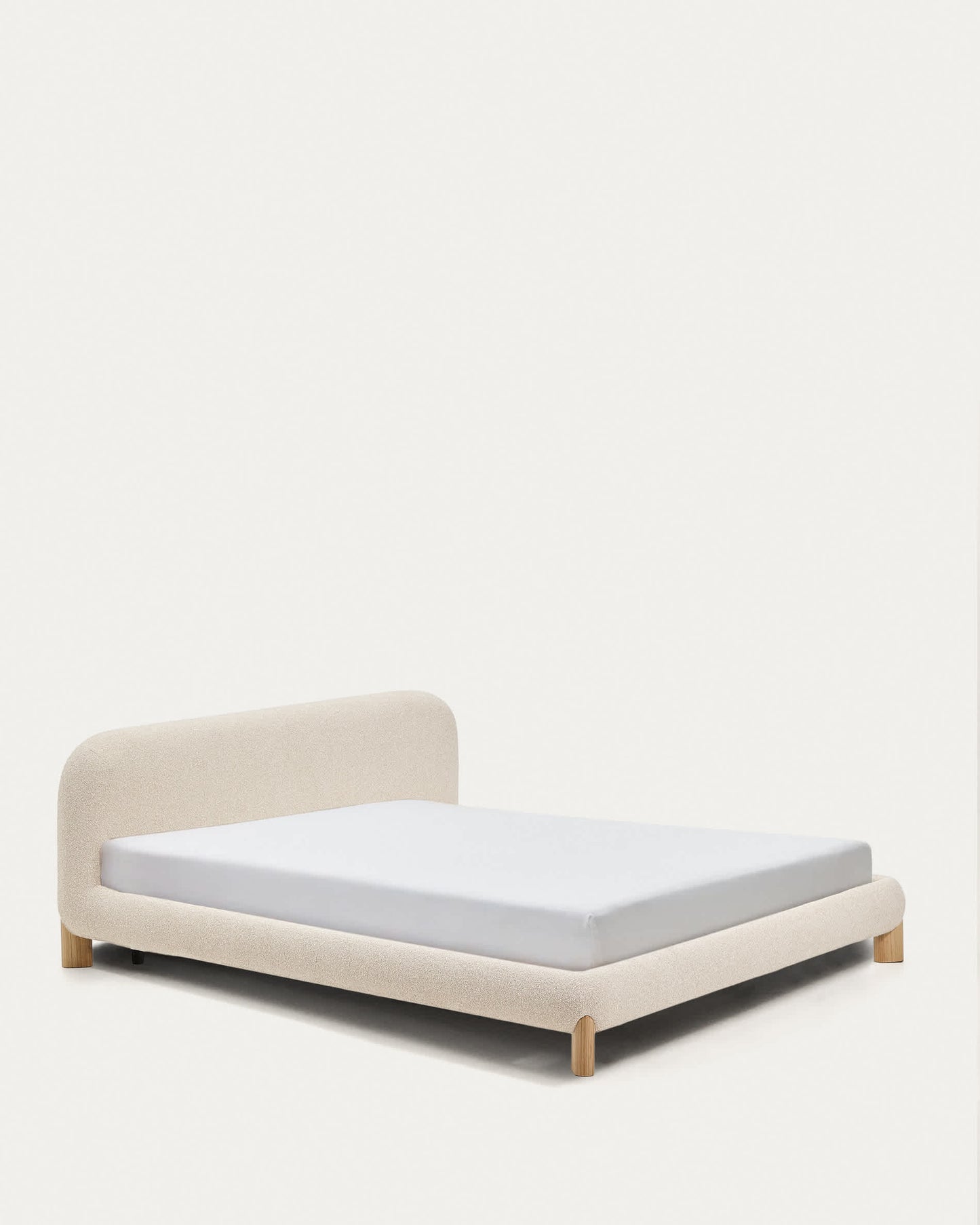 Letto sfoderabile Odina bouclé écru con gambe in frassino massiccio con finitura in tonalità naturale per materasso da 180 x 200 cm