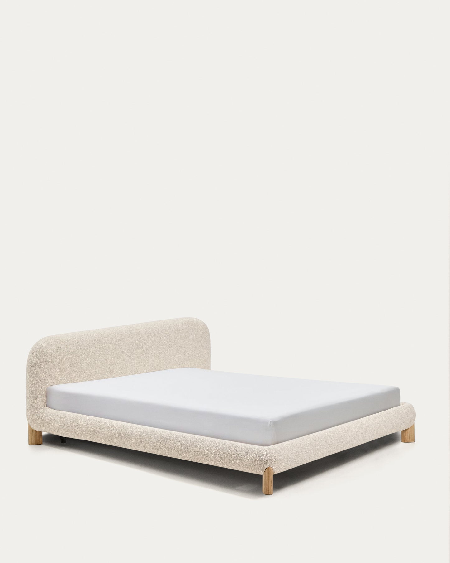 Letto sfoderabile Odina bouclé écru con gambe in frassino massiccio con finitura in tonalità naturale per materasso da 180 x 200 cm