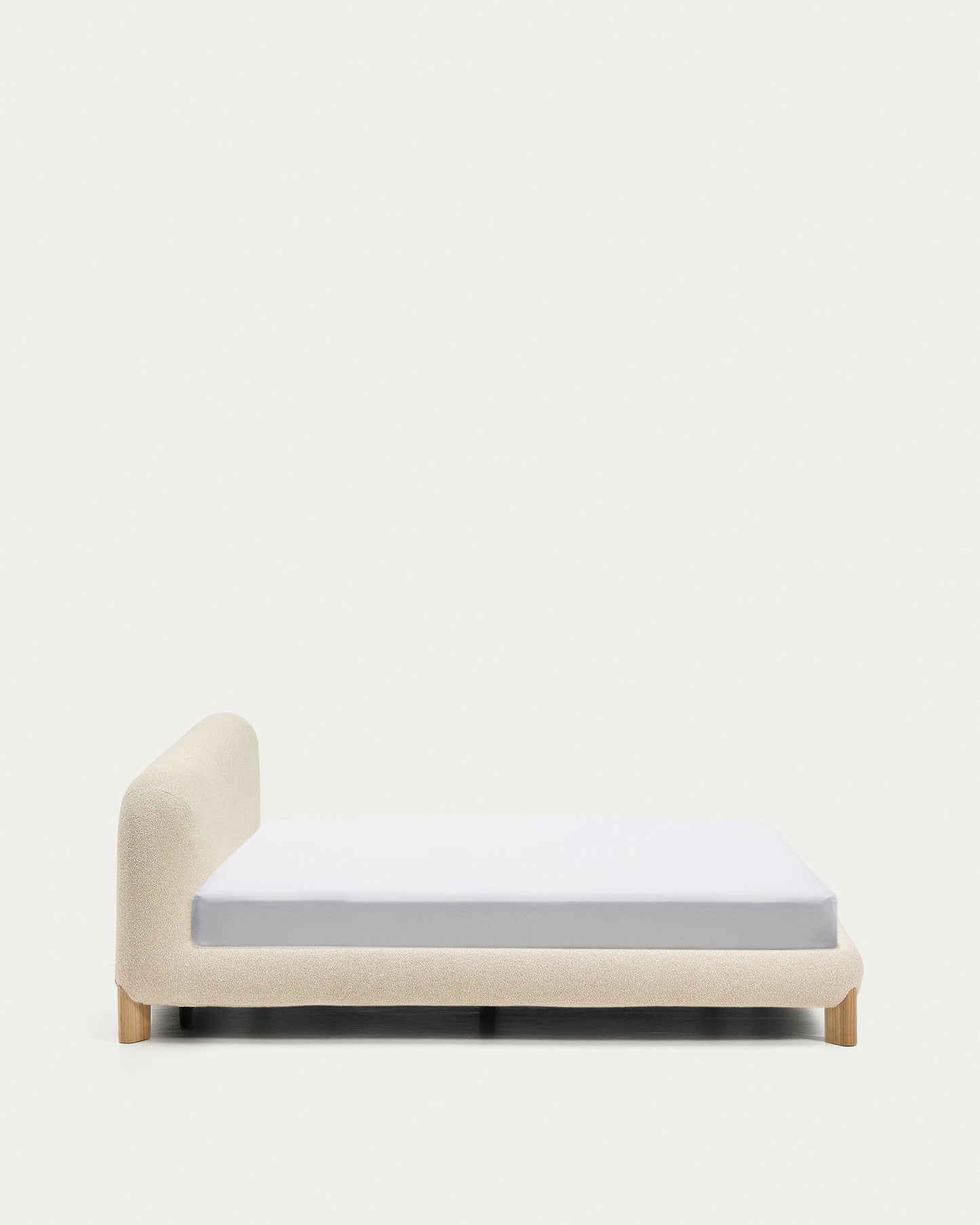 Letto sfoderabile Odina bouclé écru con gambe in frassino massiccio con finitura in tonalità naturale per materasso da 180 x 200 cm