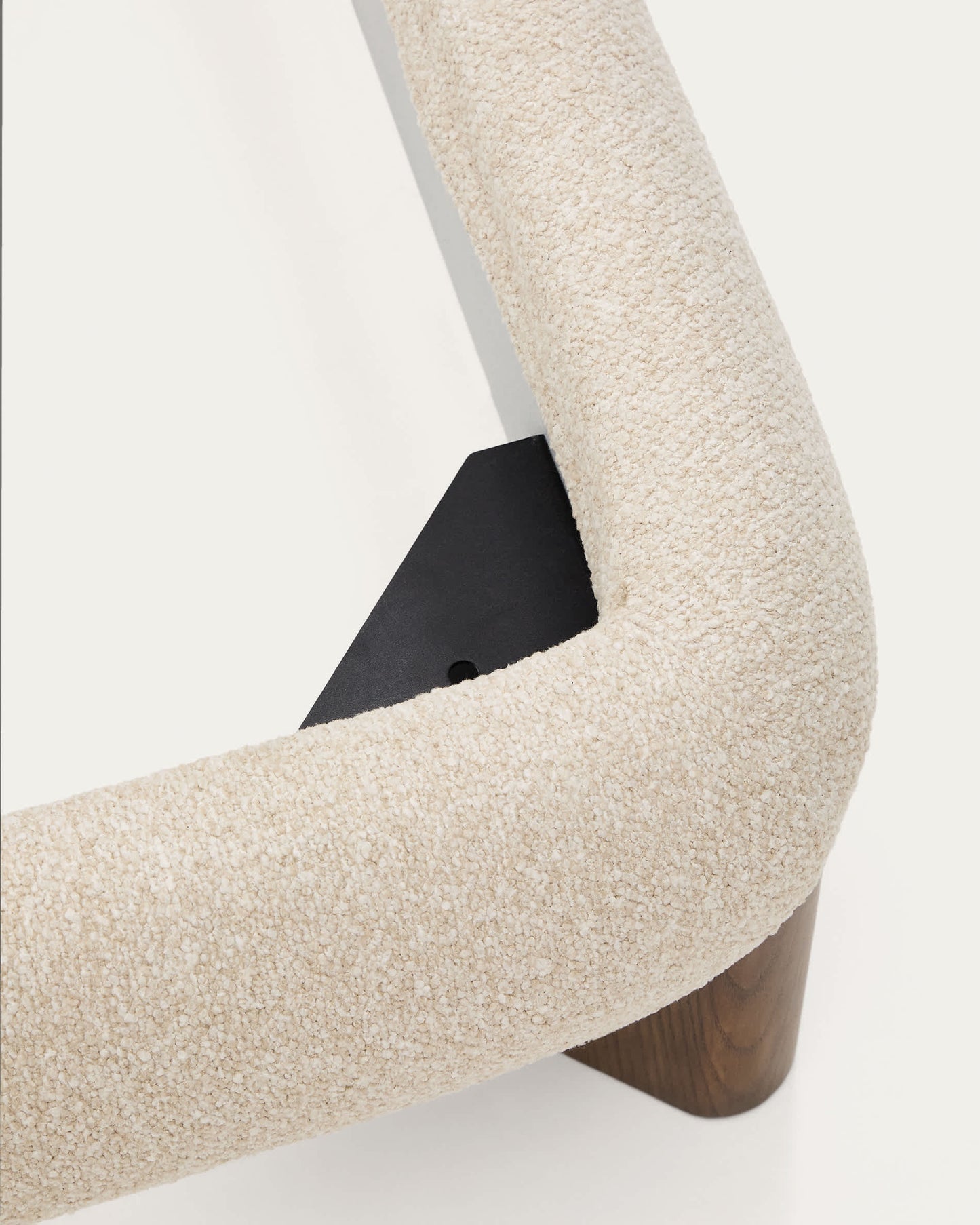 Letto sfoderabile Odina bouclé écru con gambe in frassino massiccio con finitura in noce per materasso da 160 x 200 cm