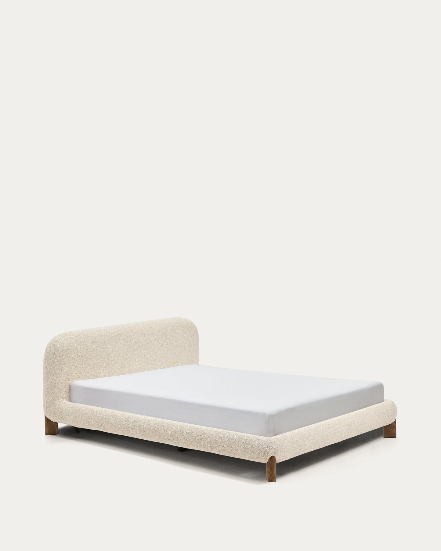 Letto sfoderabile Odina bouclé écru con gambe in frassino massiccio con finitura in noce per materasso da 160 x 200 cm