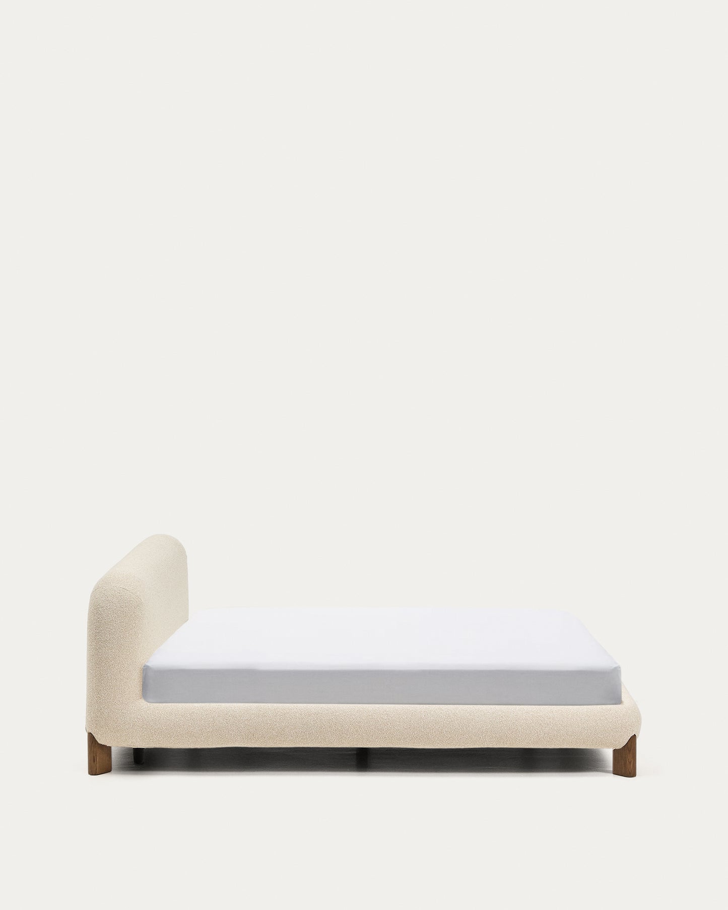 Letto sfoderabile Odina bouclé écru con gambe in frassino massiccio con finitura in noce per materasso da 160 x 200 cm