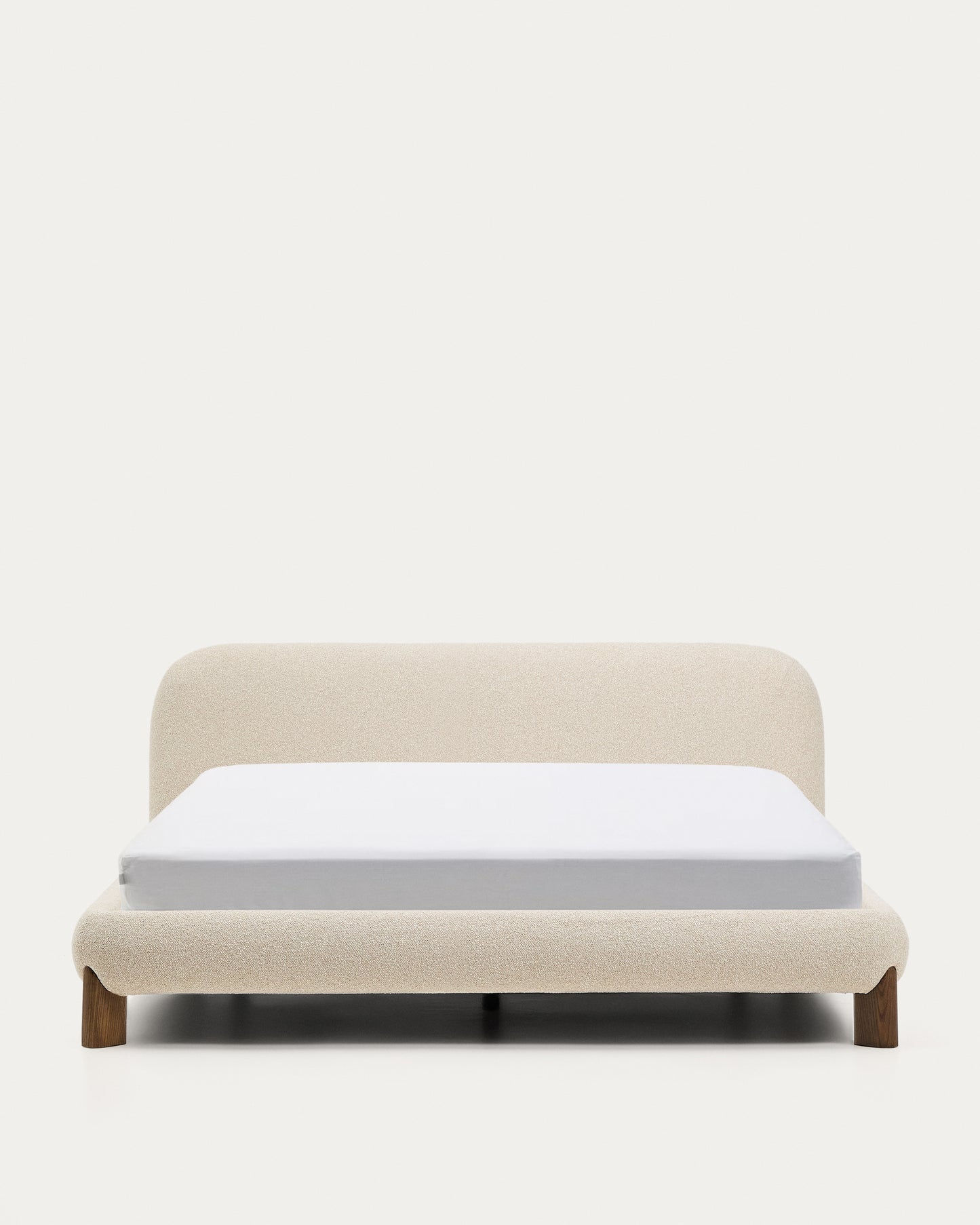 Letto sfoderabile Odina bouclé écru con gambe in frassino massiccio con finitura in noce FSC per materasso da 180 x 200 cm