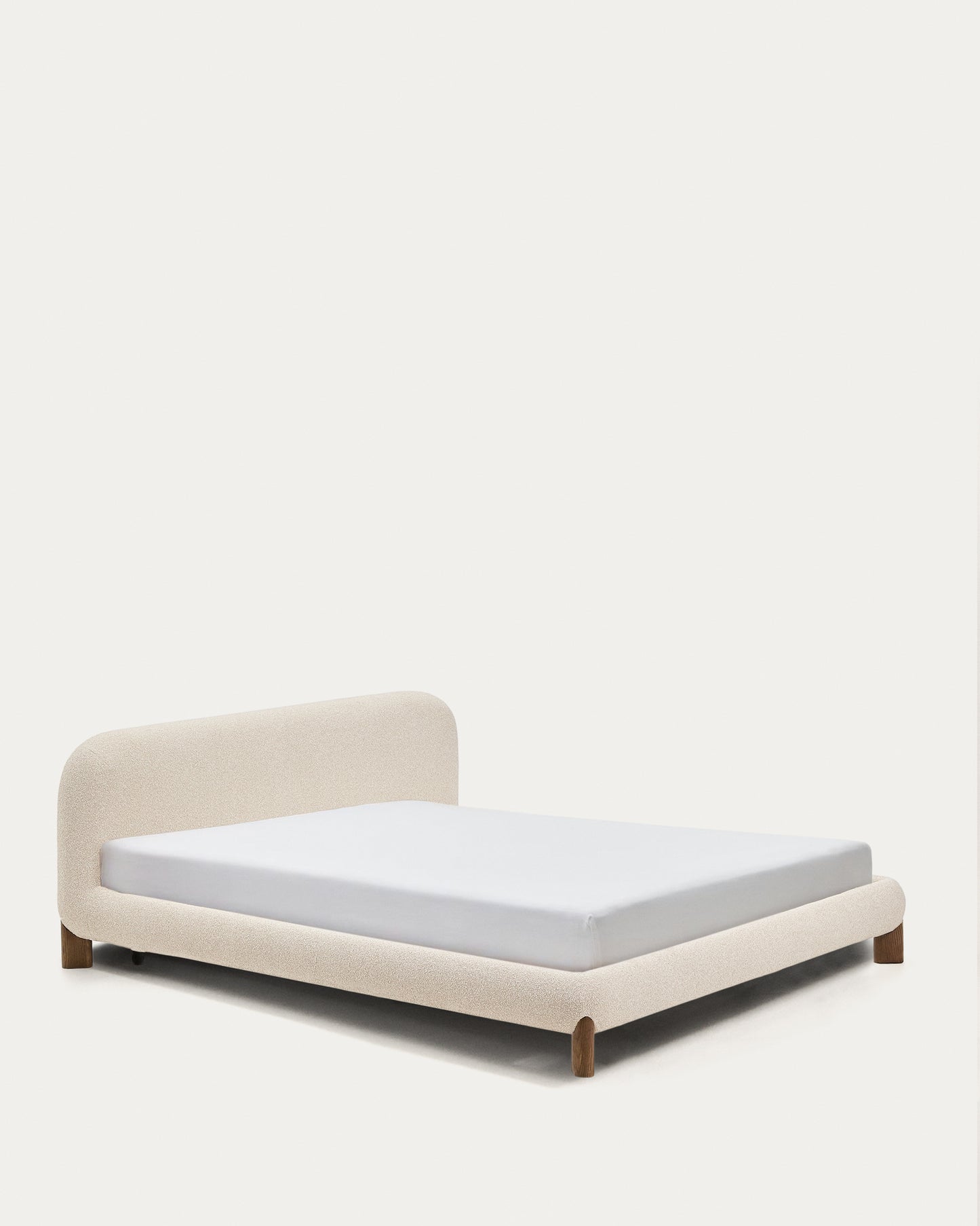 Letto sfoderabile Odina bouclé écru con gambe in frassino massiccio con finitura in noce FSC per materasso da 180 x 200 cm