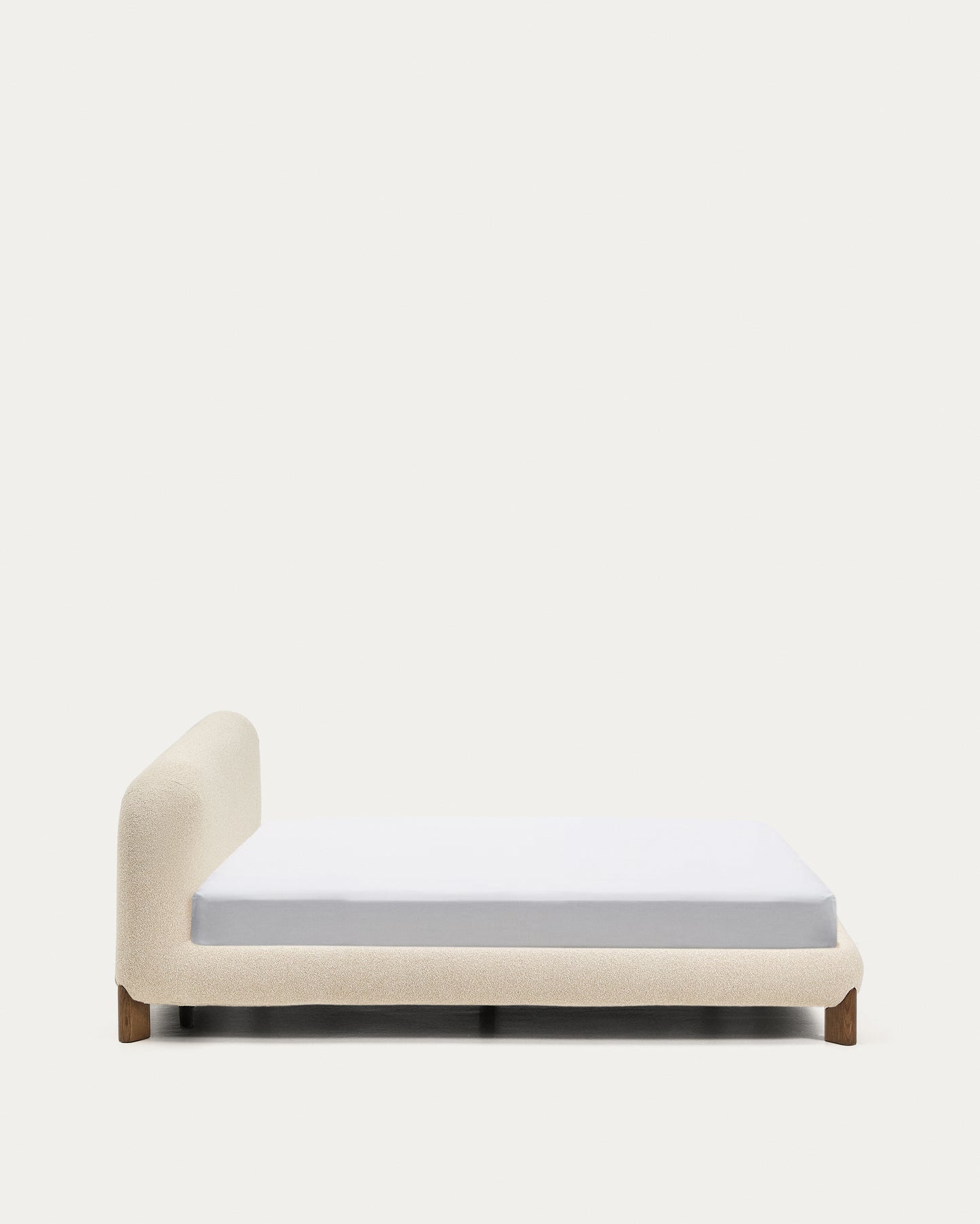 Letto sfoderabile Odina bouclé écru con gambe in frassino massiccio con finitura in noce FSC per materasso da 180 x 200 cm