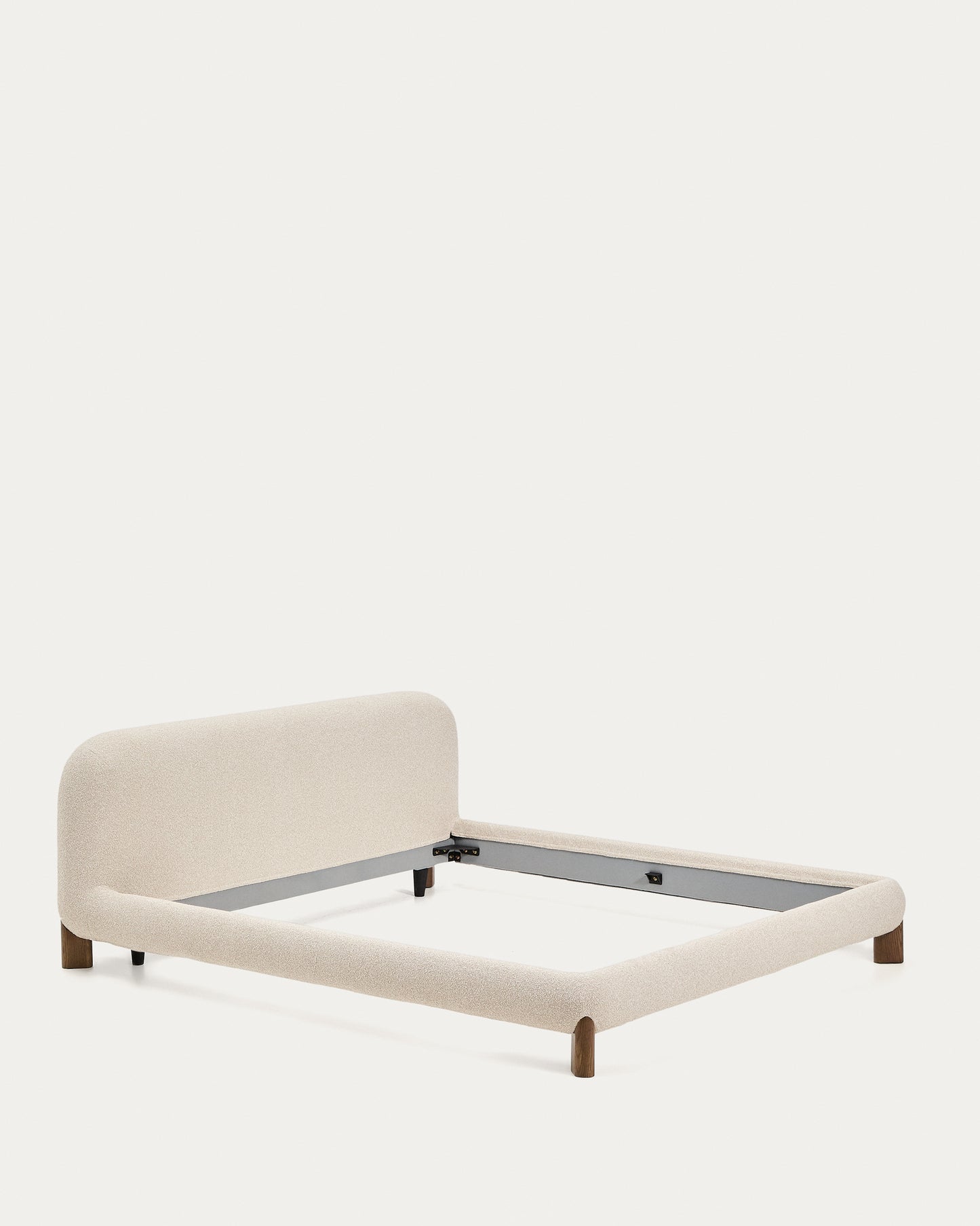 Letto sfoderabile Odina bouclé écru con gambe in frassino massiccio con finitura in noce FSC per materasso da 180 x 200 cm