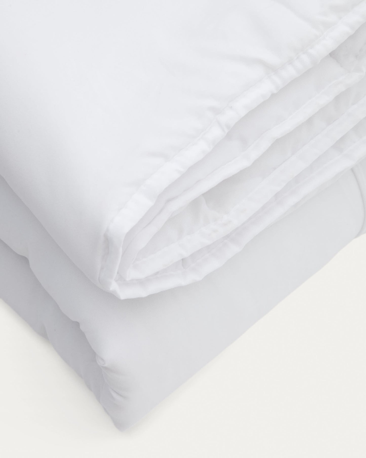Piumino Mistral in microfibra da 250 gr/m² per letto da 180 cm prodotto in Spagna