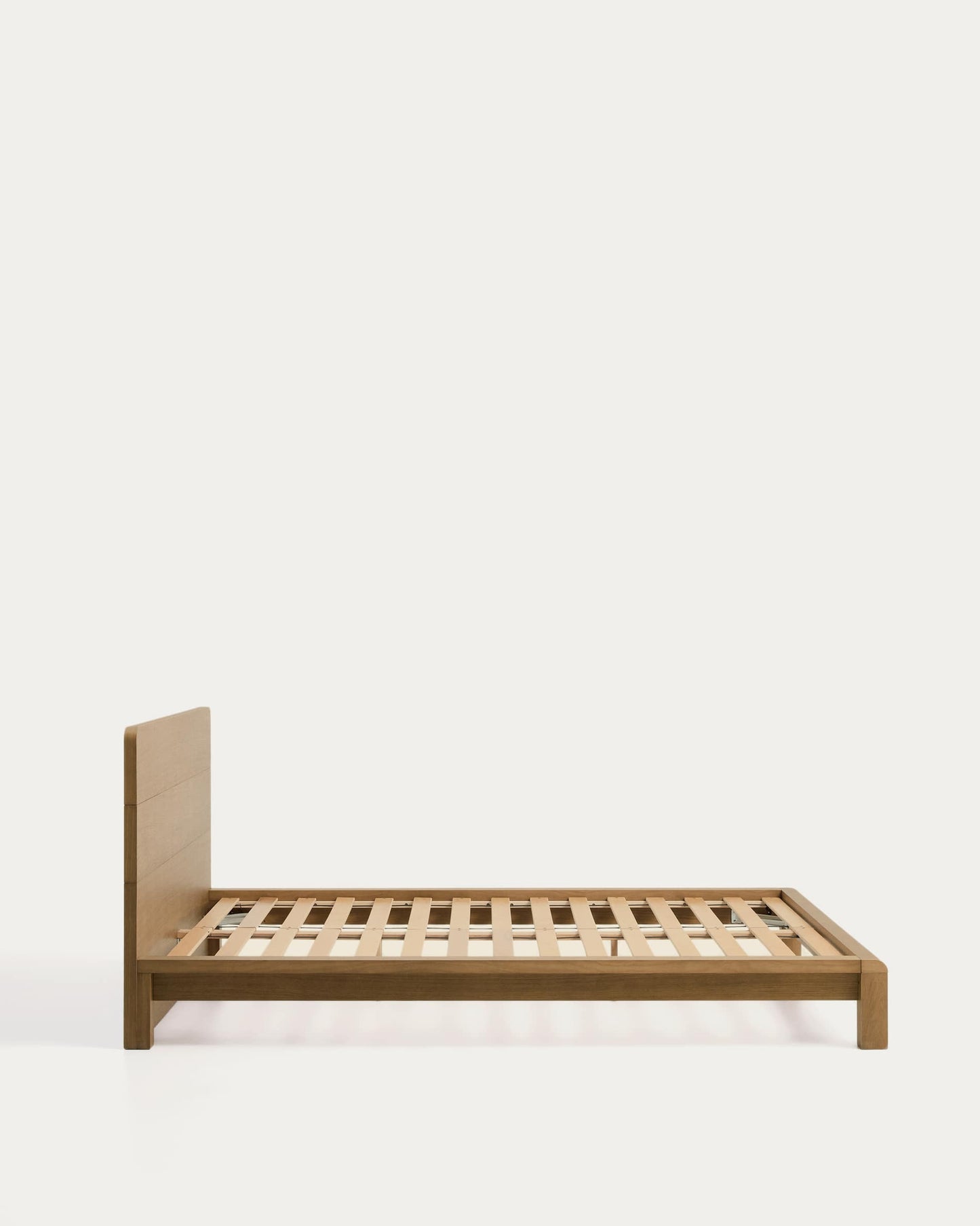 Letto Arelida in impiallacciato e legno massiccio di rovere con finitura marrone chiaro per materasso 160 x 200 cm FSC Mix Credit