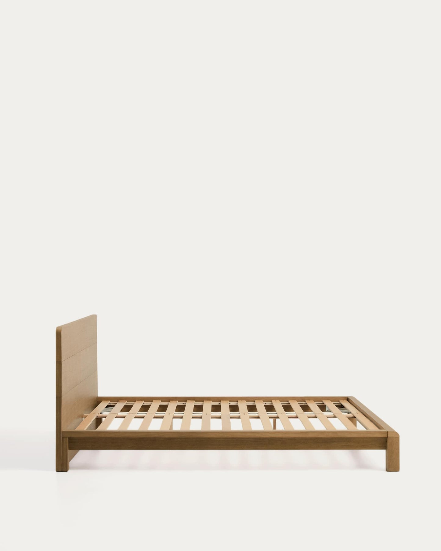 Letto Arelida in impiallacciato e legno massiccio di rovere con finitura marrone chiaro per materasso 180 x 200 cm FSC Mix Credit