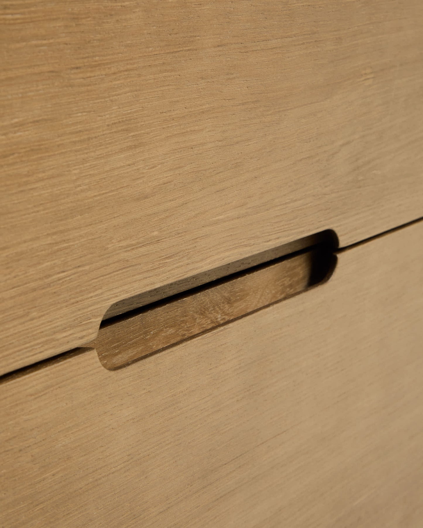 Comodino Arelida in impiallacciato e legno massiccio di rovere con finitura marrone chiaro 65 x 50 cm FSC Mix Credit