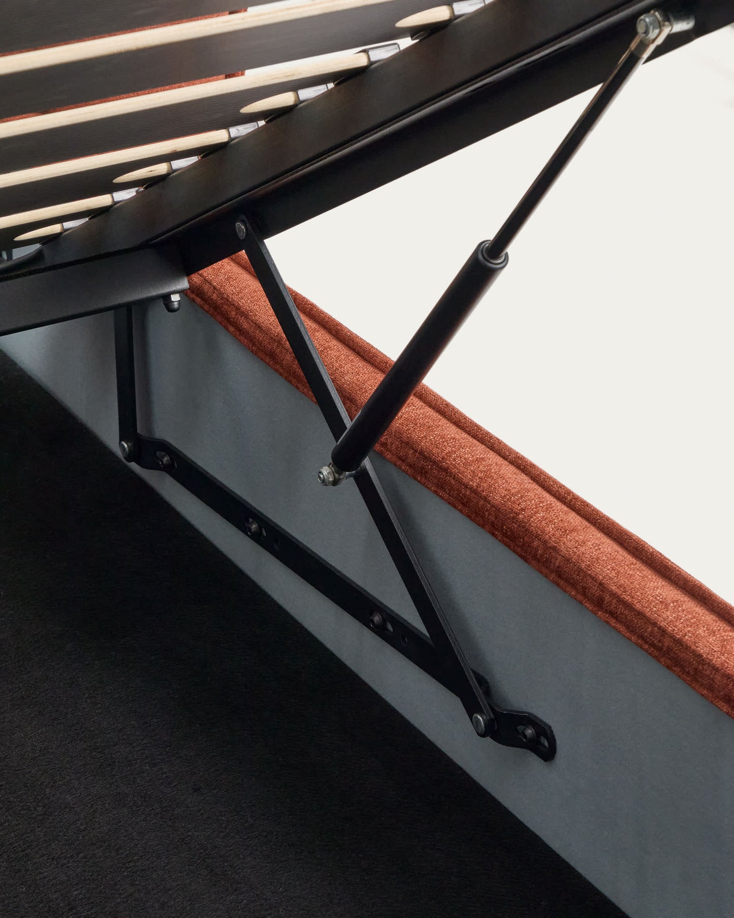 Letto sfoderabile Arvian in ciniglia terracotta con contenitore apribile per materasso 180 x 200 cm