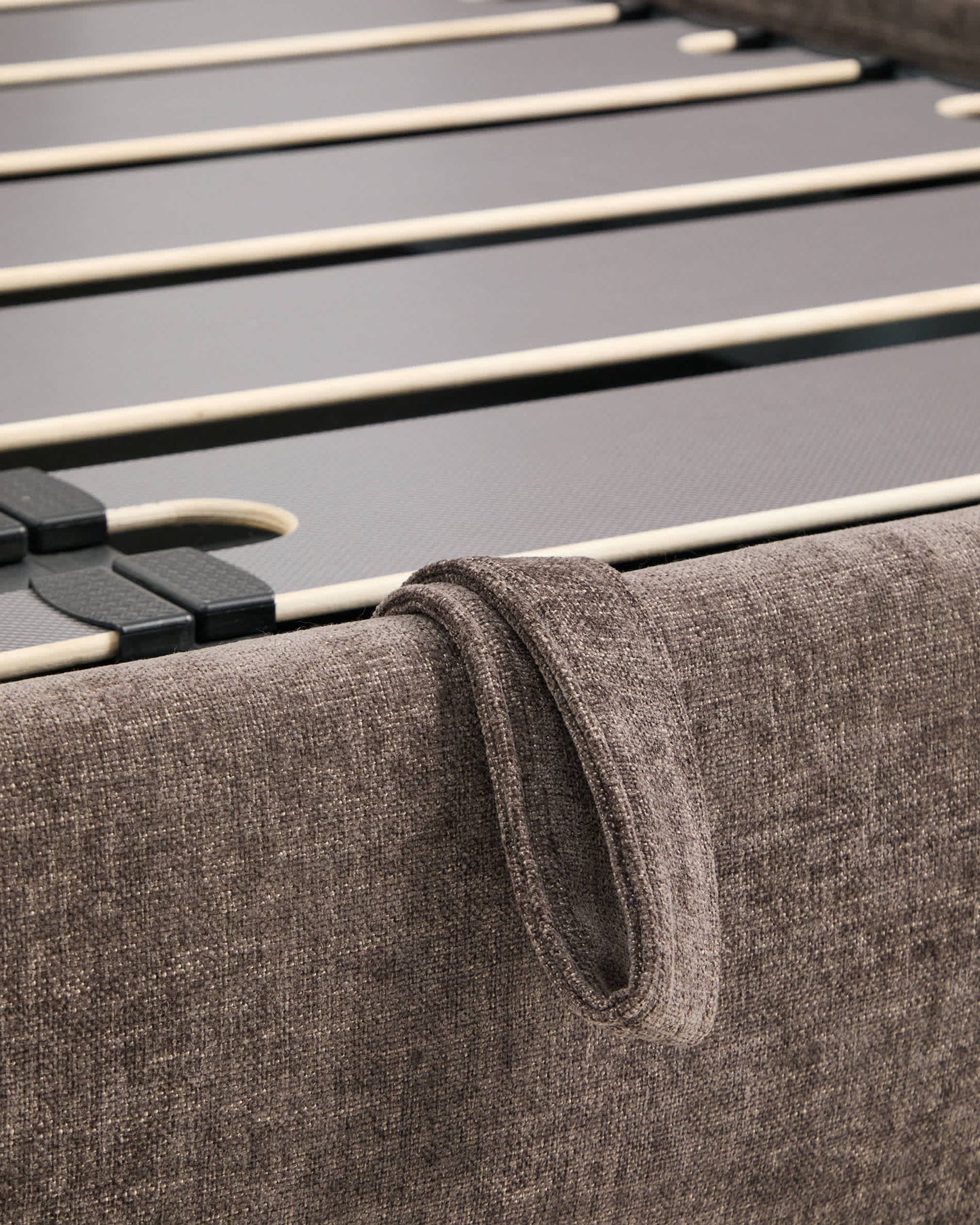 Letto sfoderabile Dafra in ciniglia marrone scuro con contenitore apribile per materasso 160 x 200 cm