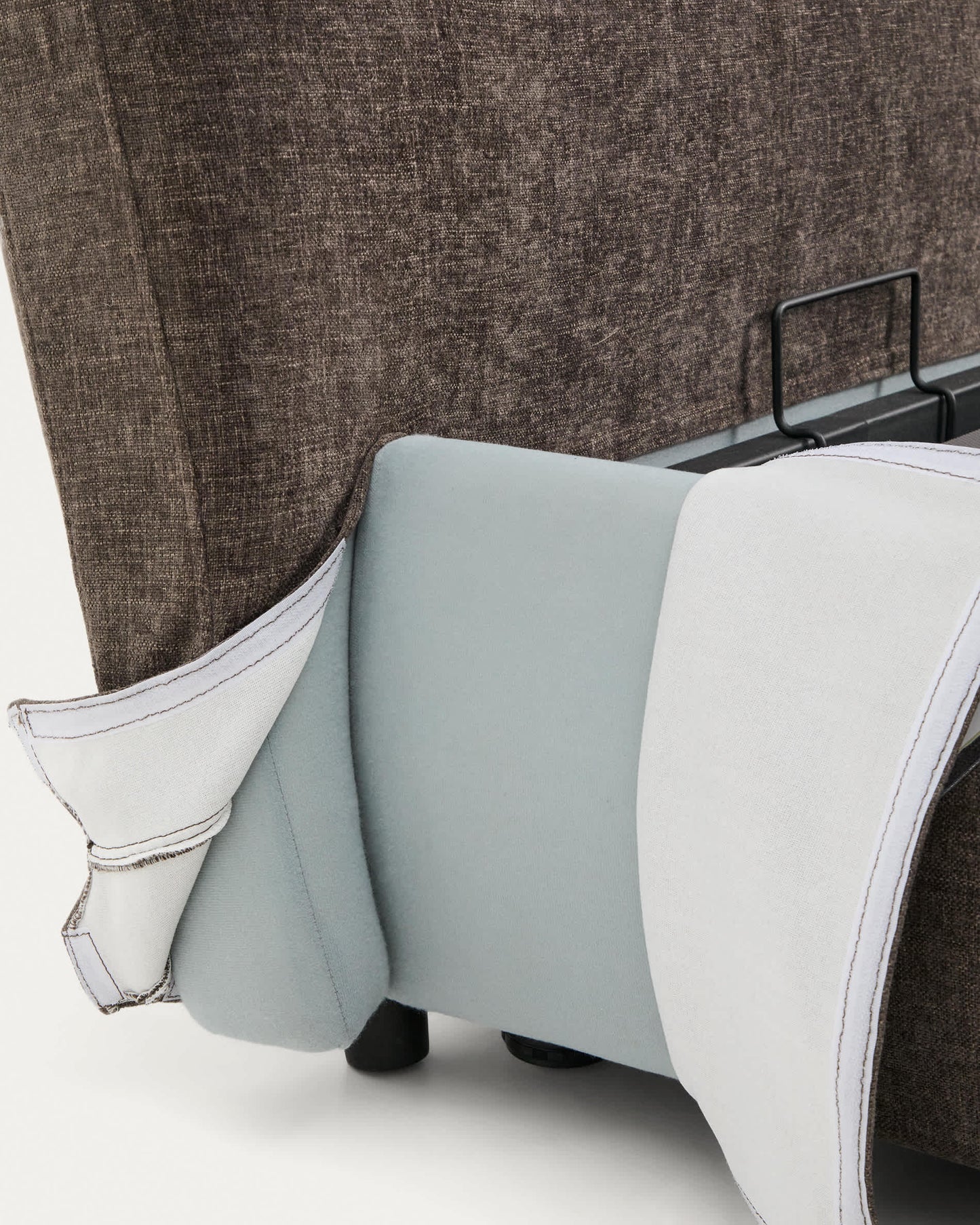Letto sfoderabile Dafra in ciniglia marrone scuro con contenitore apribile per materasso 180 x 200 cm
