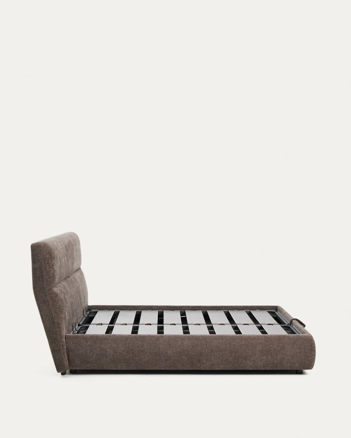 Letto sfoderabile Dafra in ciniglia marrone scuro con contenitore apribile per materasso 180 x 200 cm