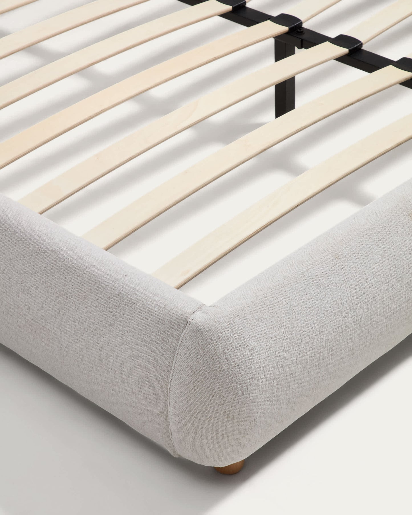 Letto Elerio in ciniglia écru per materasso da 150 x 200 cm