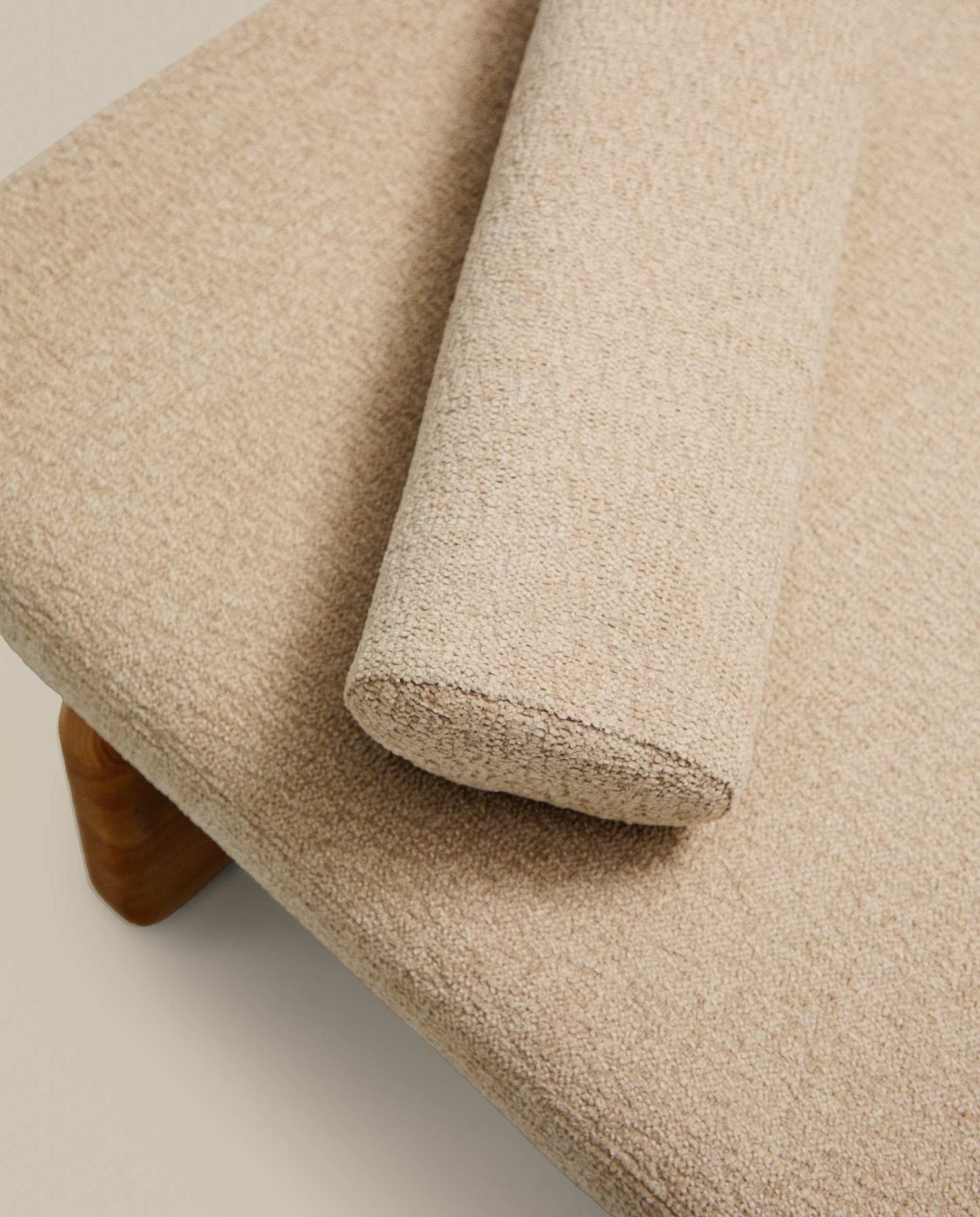 Chaise-longue Topaz in ciniglia beige e legno massello di frassino finitura naturale 200cm FSC 100%