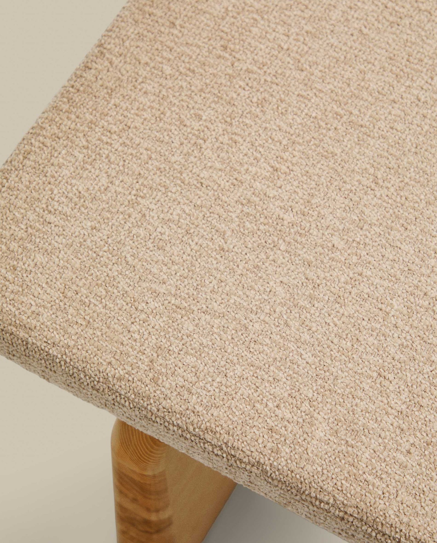 Chaise-longue Topaz in ciniglia beige e legno massello di frassino finitura naturale 200cm FSC 100%