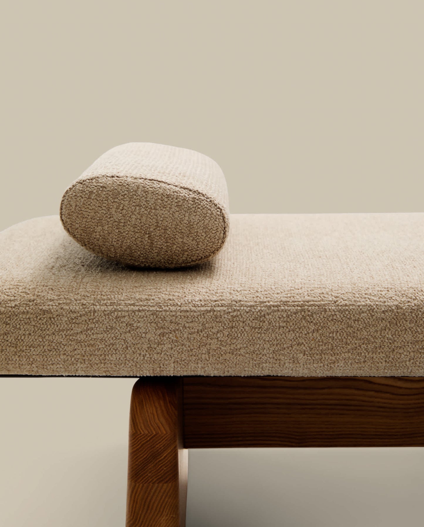 Chaise-longue Topaz in ciniglia beige e legno massello di frassino finitura naturale 200cm FSC 100%
