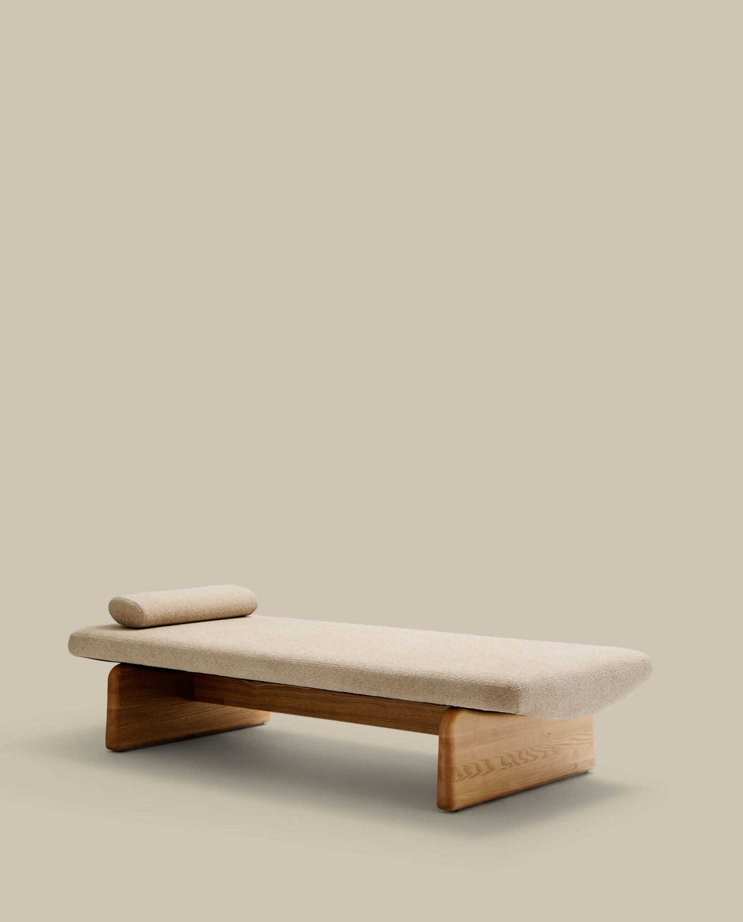 Chaise-longue Topaz in ciniglia beige e legno massello di frassino finitura naturale 200cm FSC 100%