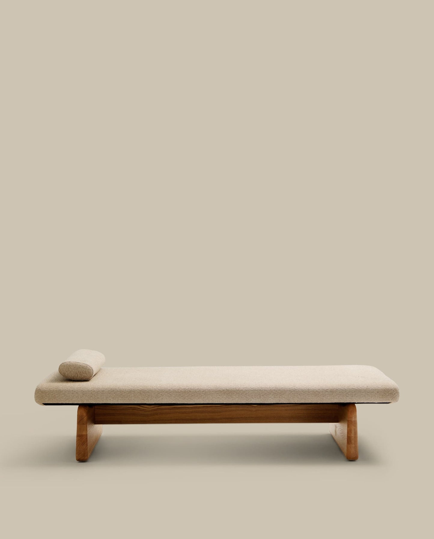 Chaise-longue Topaz in ciniglia beige e legno massello di frassino finitura naturale 200cm FSC 100%