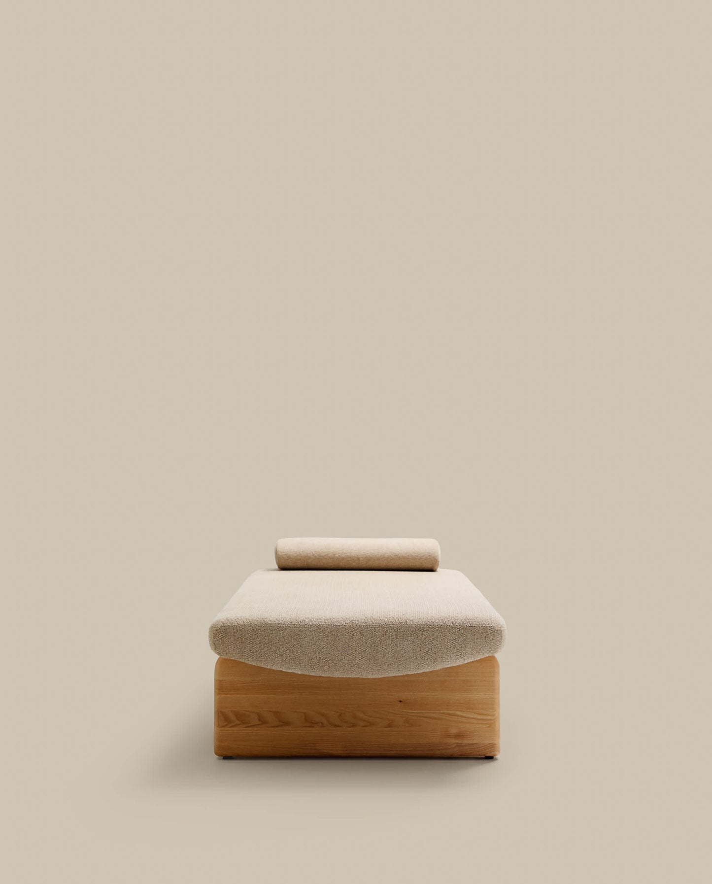 Chaise-longue Topaz in ciniglia beige e legno massello di frassino finitura naturale 200cm FSC 100%
