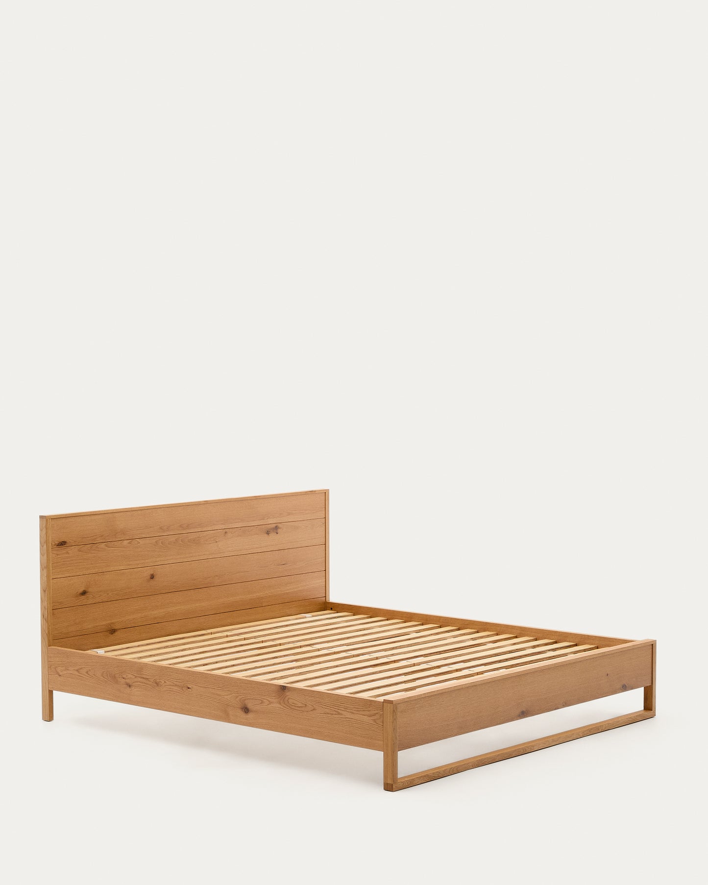 Letto Alguema con impiallacciatura in rovere e finitura naturale per materasso 180 x 200 cm