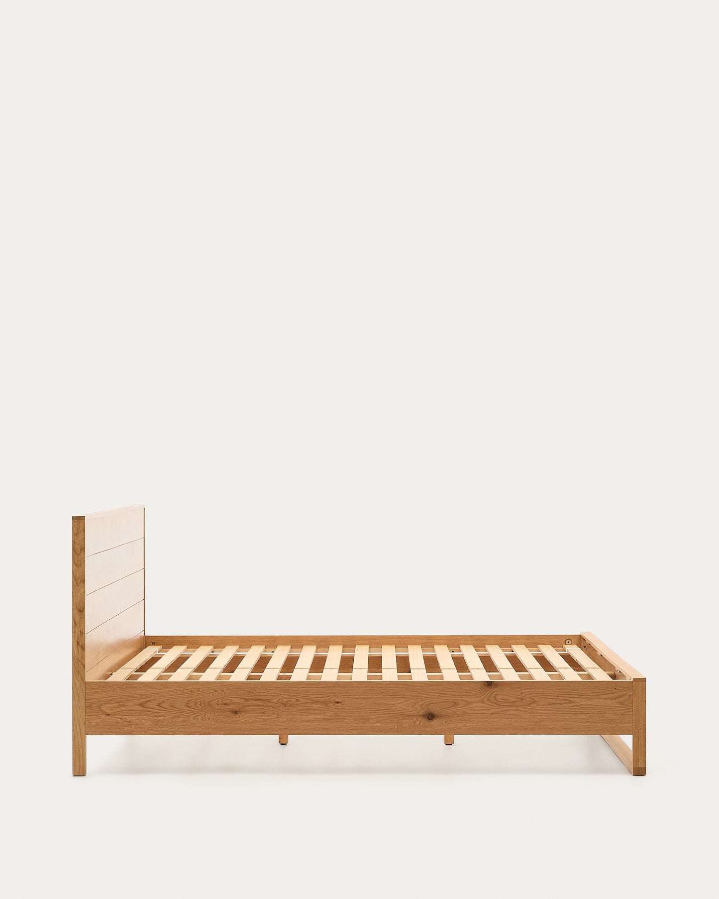 Letto Alguema con impiallacciatura in rovere e finitura naturale per materasso 180 x 200 cm