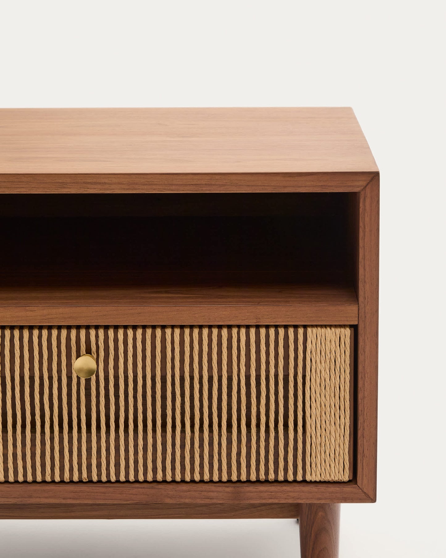 Comodino Elan in impiallacciatura e legno massello in noce corda 51x45cm