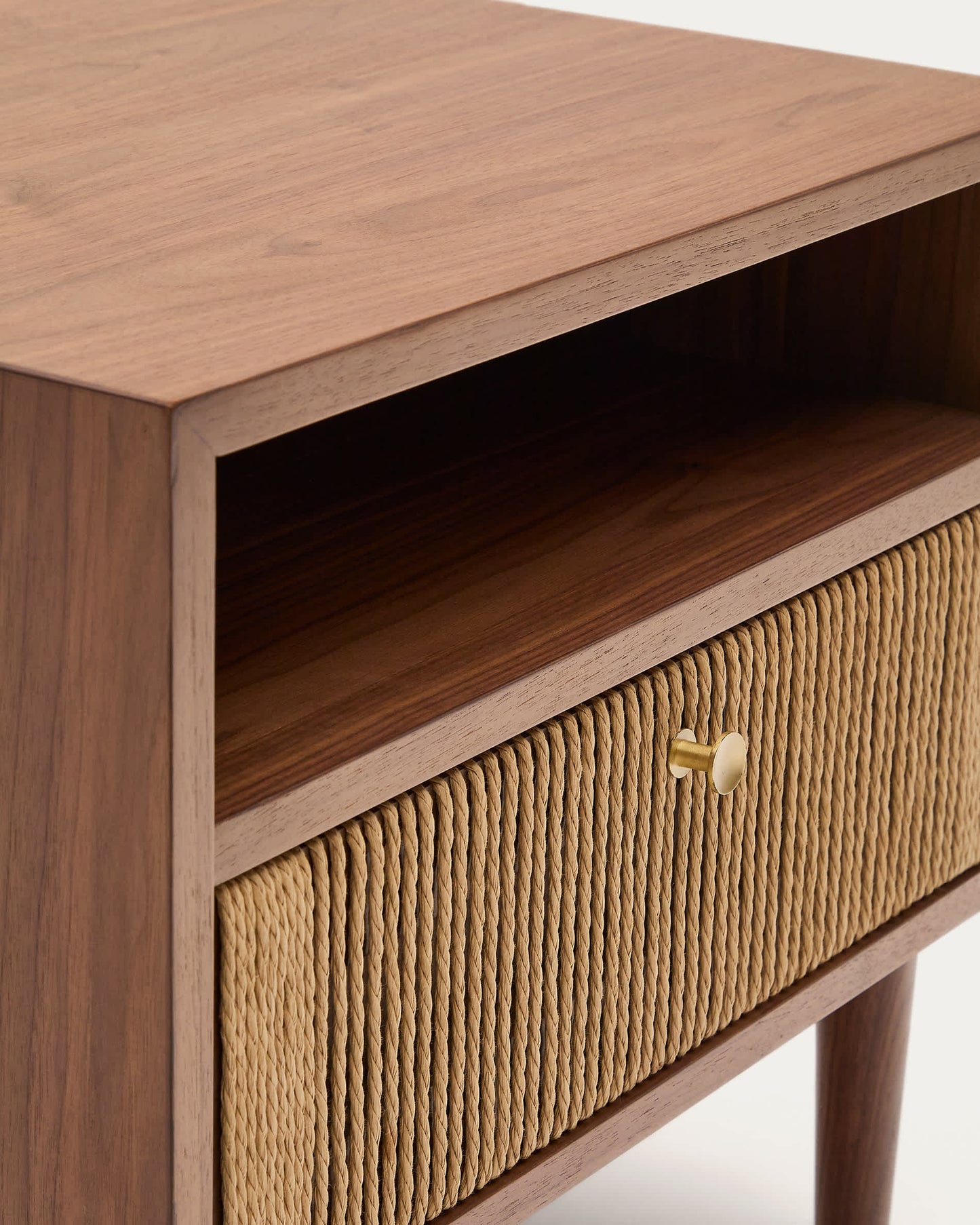 Comodino Elan in impiallacciatura e legno massello in noce corda 51x45cm