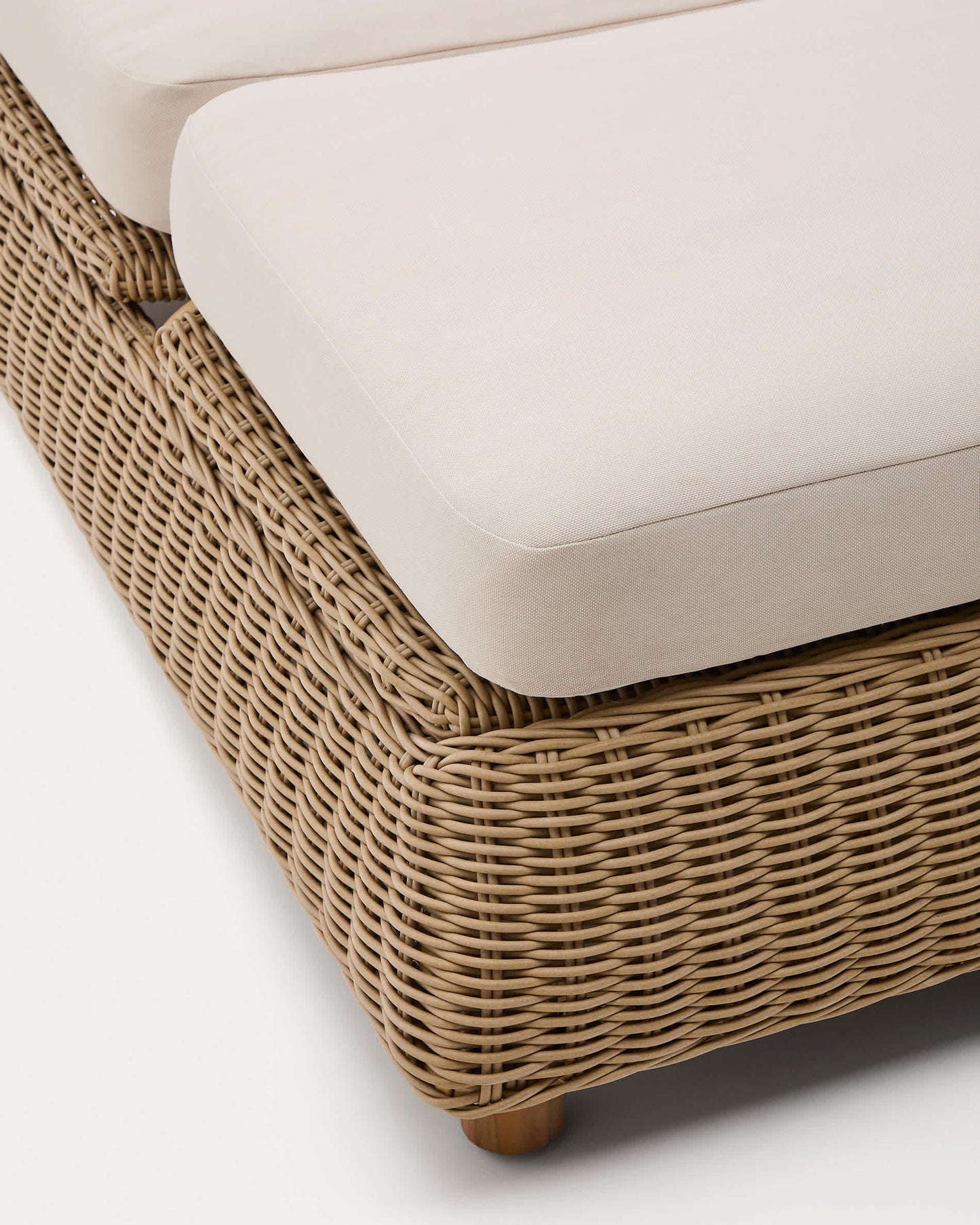 Lettino doppio Meria in rattan sintetico e gambe in legno massiccio di acacia