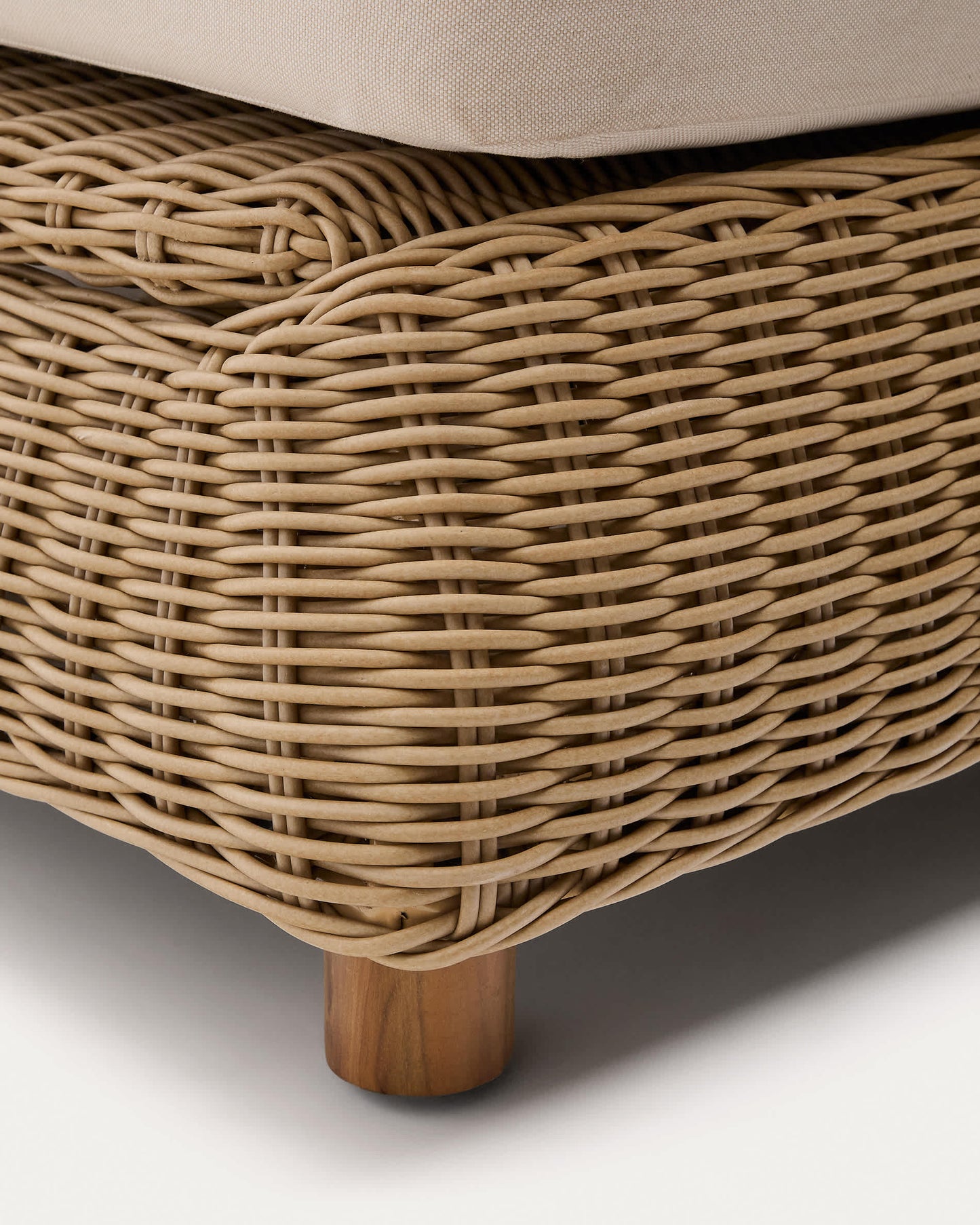 Lettino doppio Meria in rattan sintetico e gambe in legno massiccio di acacia
