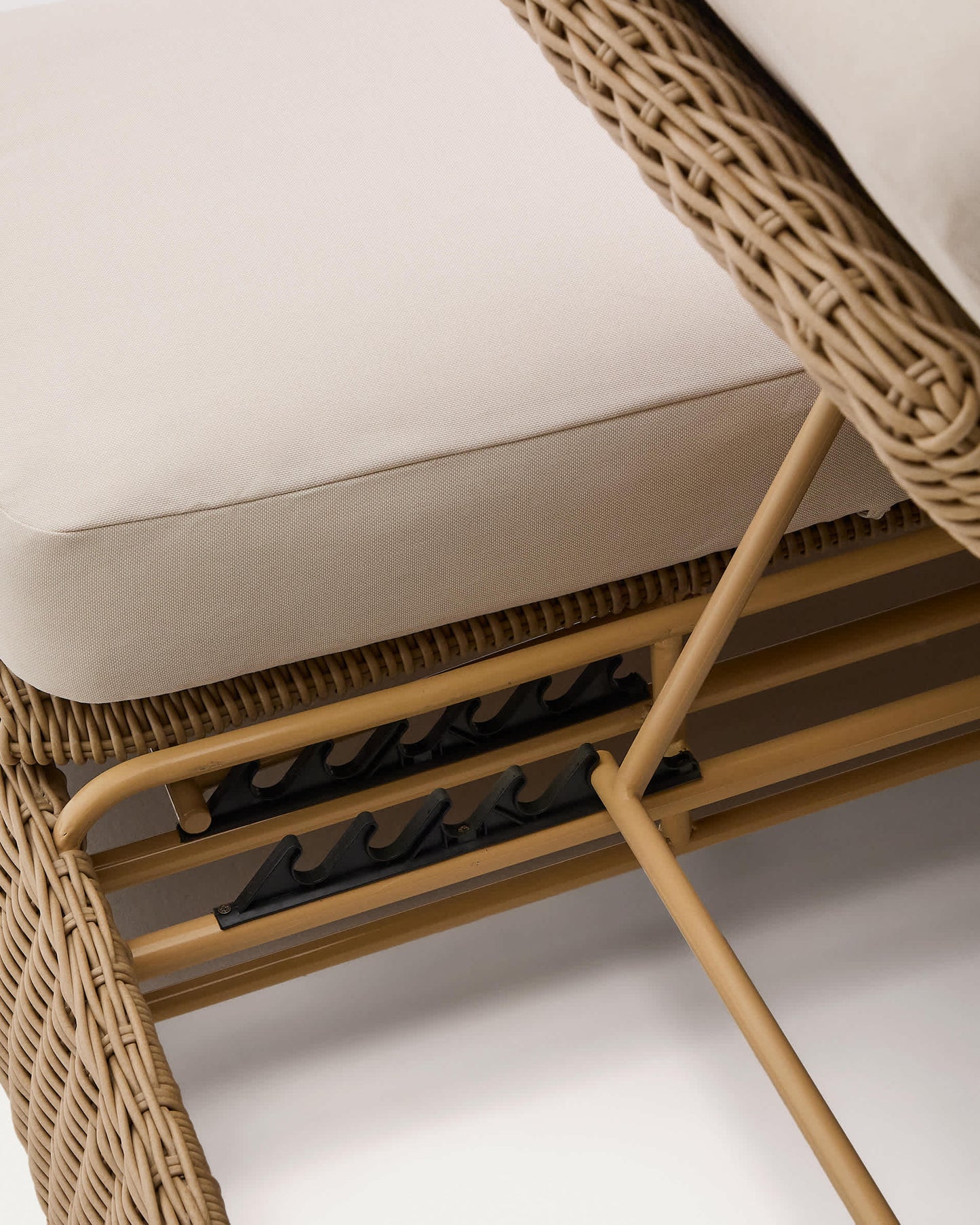Lettino doppio Meria in rattan sintetico e gambe in legno massiccio di acacia