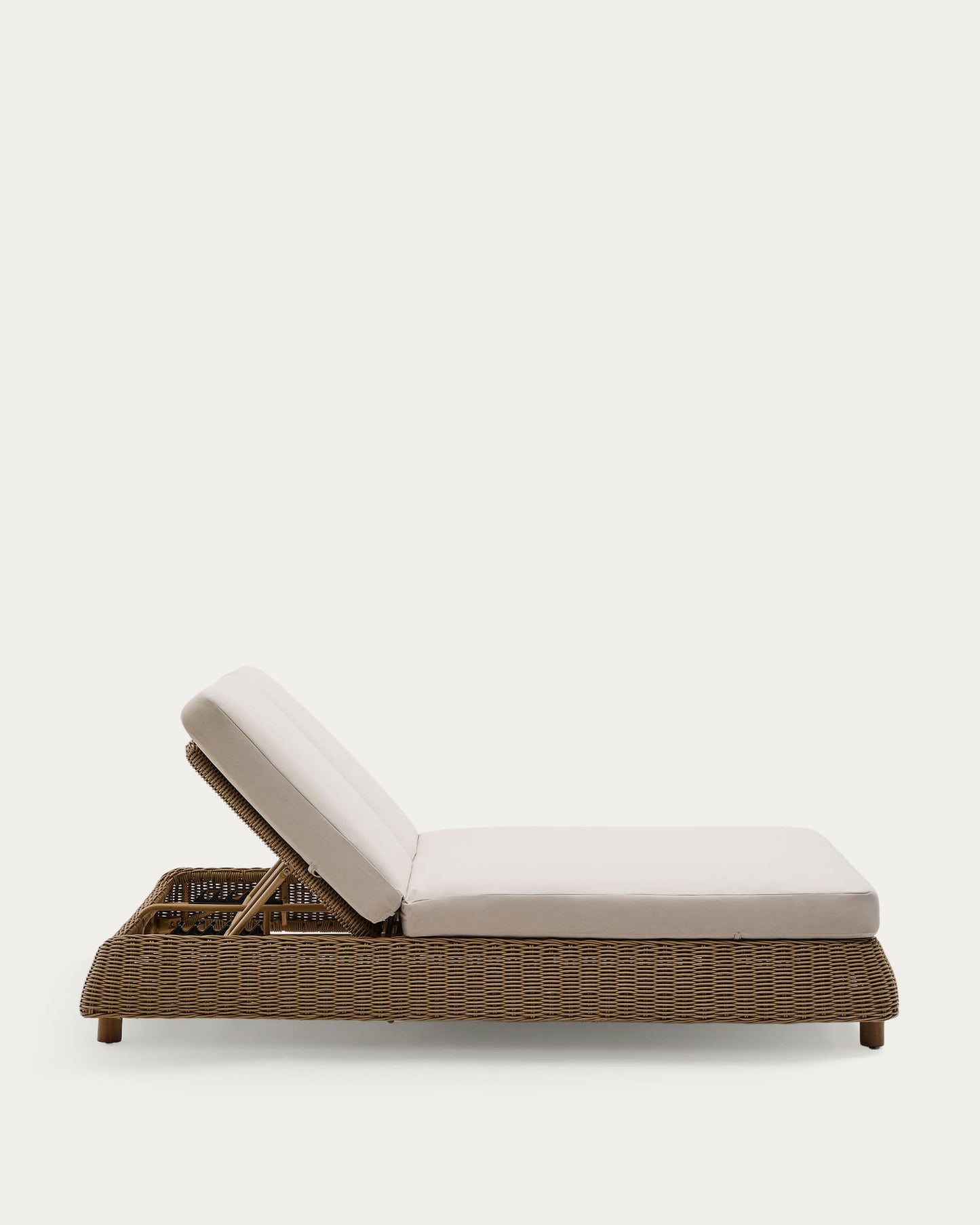 Lettino doppio Meria in rattan sintetico e gambe in legno massiccio di acacia