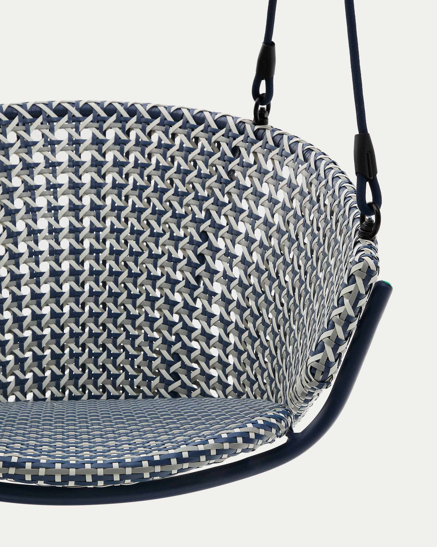 Poltrona sospesa con piede Saliga in alluminio e rattan sintetico blu