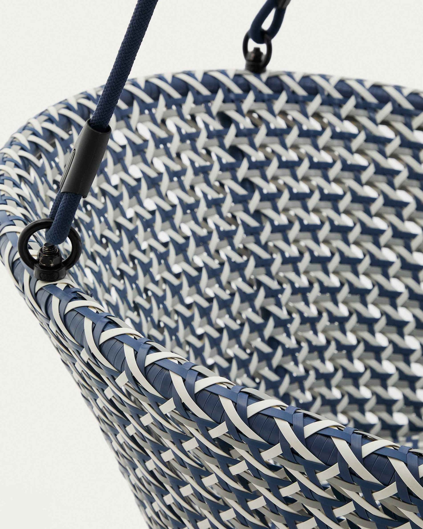 Poltrona sospesa con piede Saliga in alluminio e rattan sintetico blu