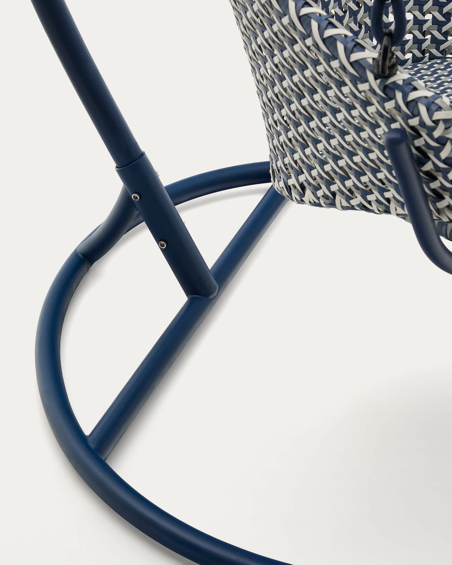 Poltrona sospesa con piede Saliga in alluminio e rattan sintetico blu