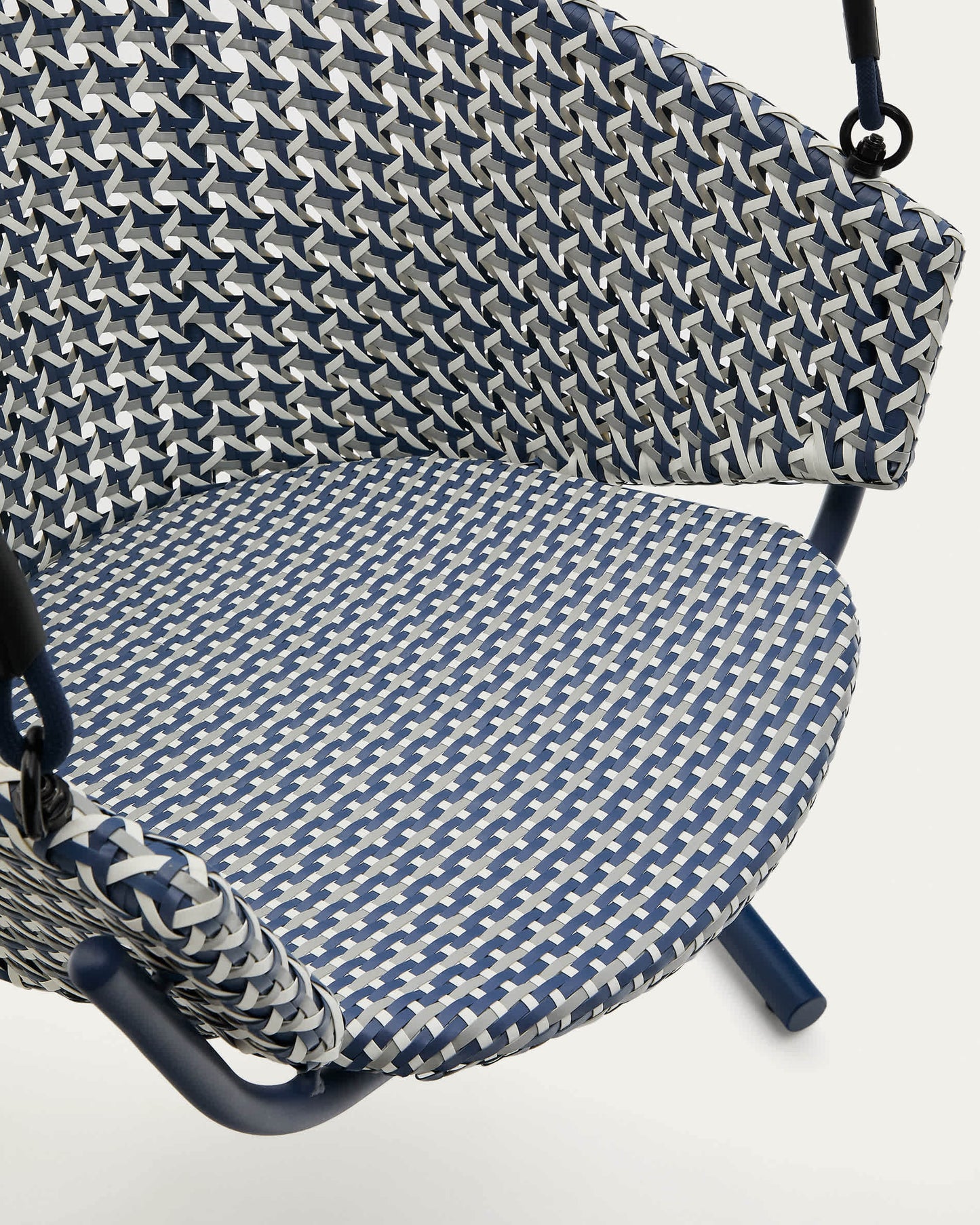 Poltrona sospesa con piede Saliga in alluminio e rattan sintetico blu
