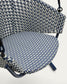 Poltrona sospesa con piede Saliga in alluminio e rattan sintetico blu