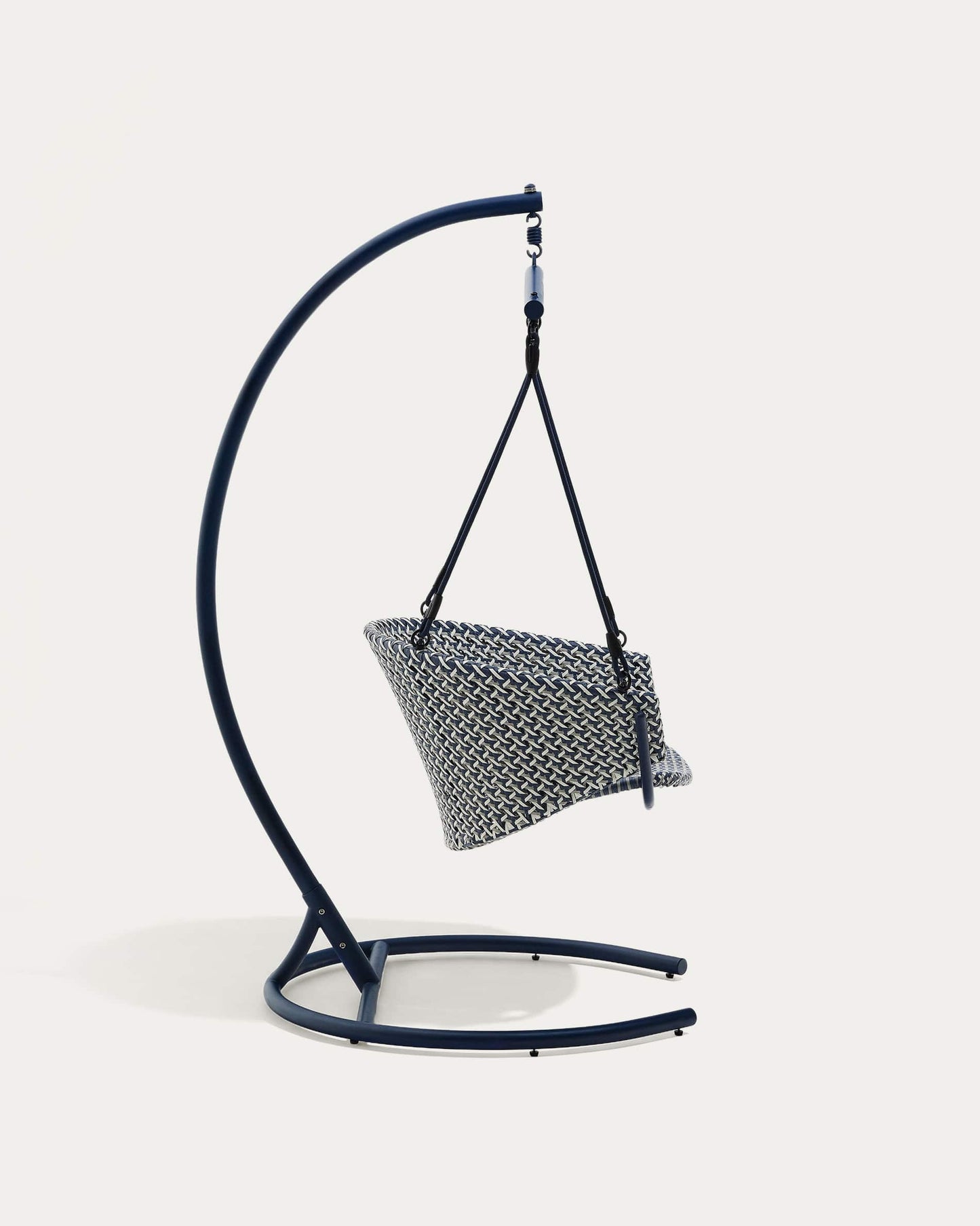 Poltrona sospesa con piede Saliga in alluminio e rattan sintetico blu