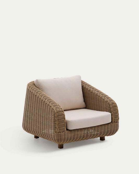 Poltrona Meria in rattan sintetico e gambe in legno massiccio di acacia