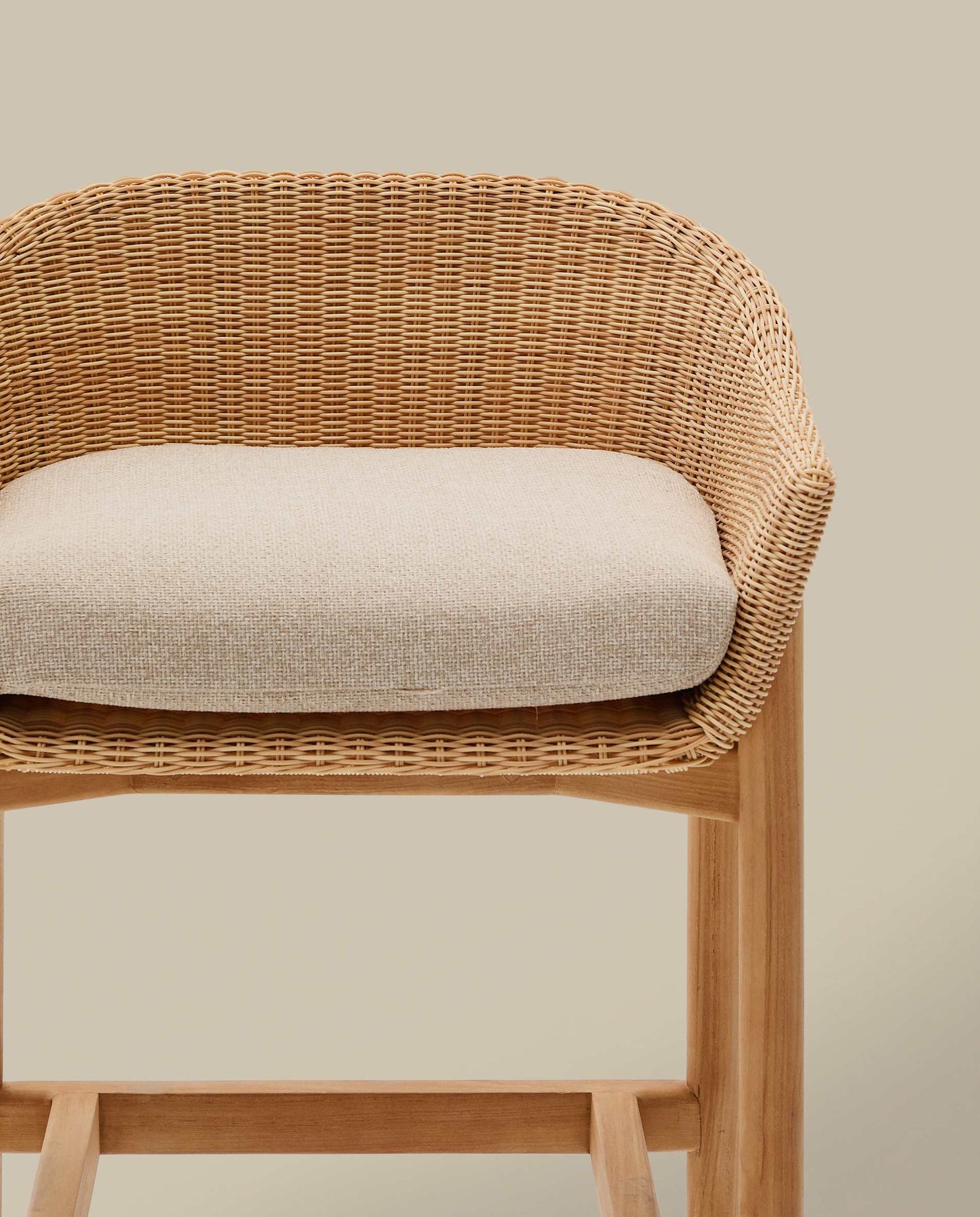 Sgabello Galea in legno massello di teak e rattan sintetico da 75 cm FSC 100%