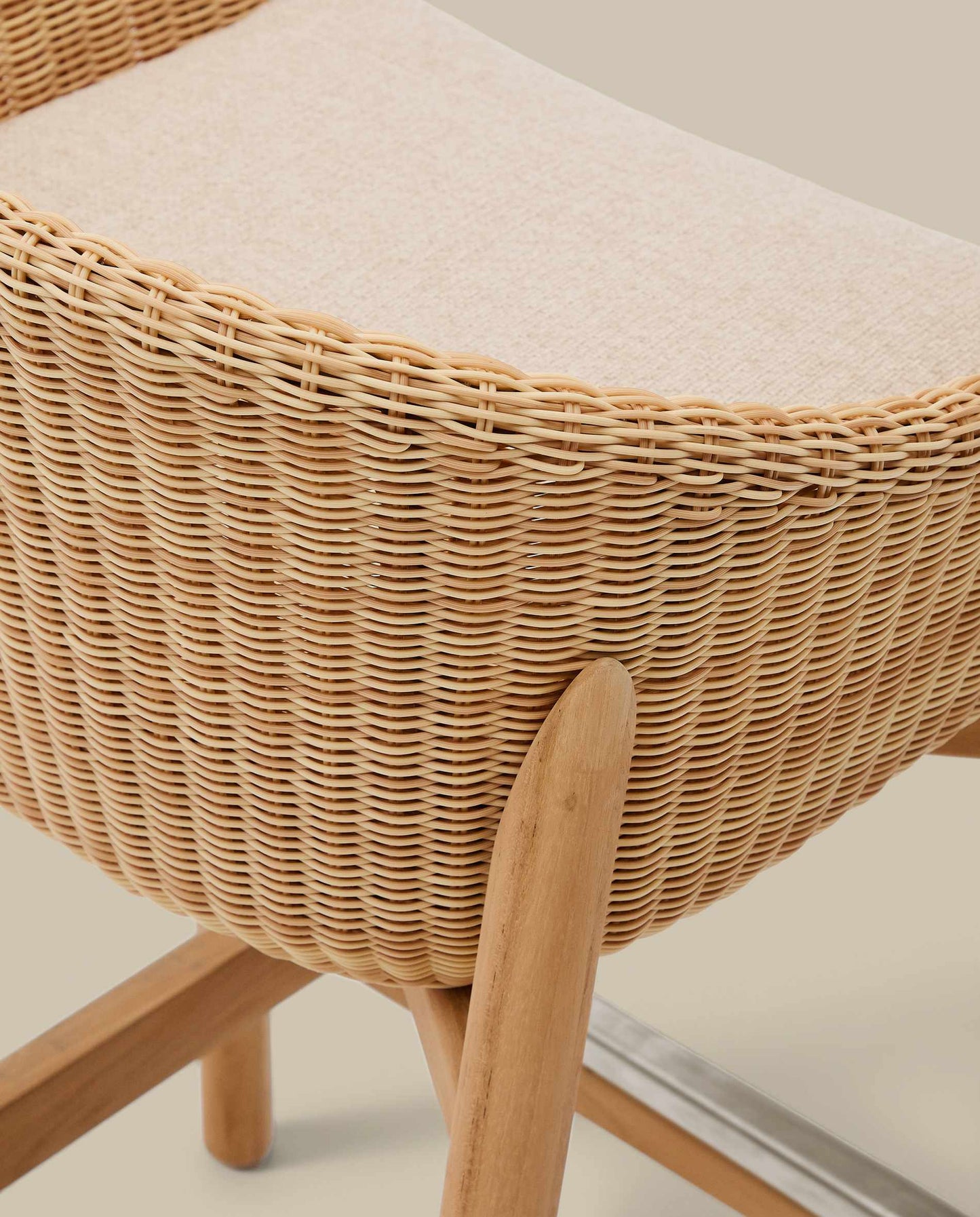 Sgabello Galea in legno massello di teak e rattan sintetico da 75 cm FSC 100%